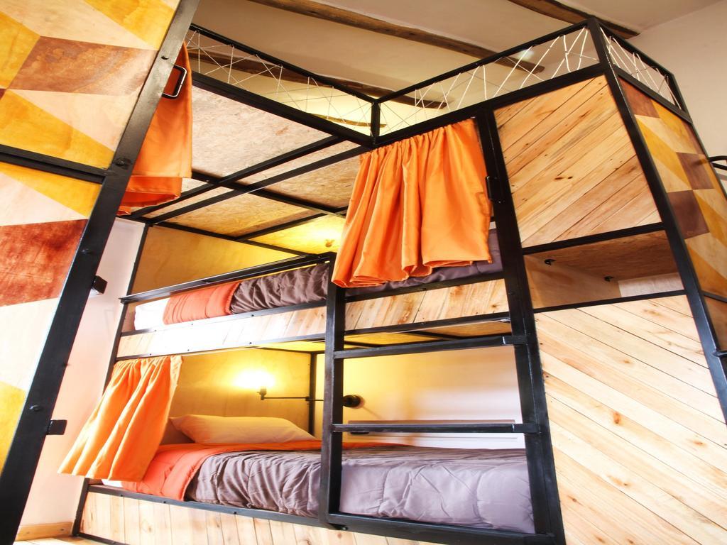 Cama en habitación compartida mixta de 8 camas - Habitación compartida Naranja