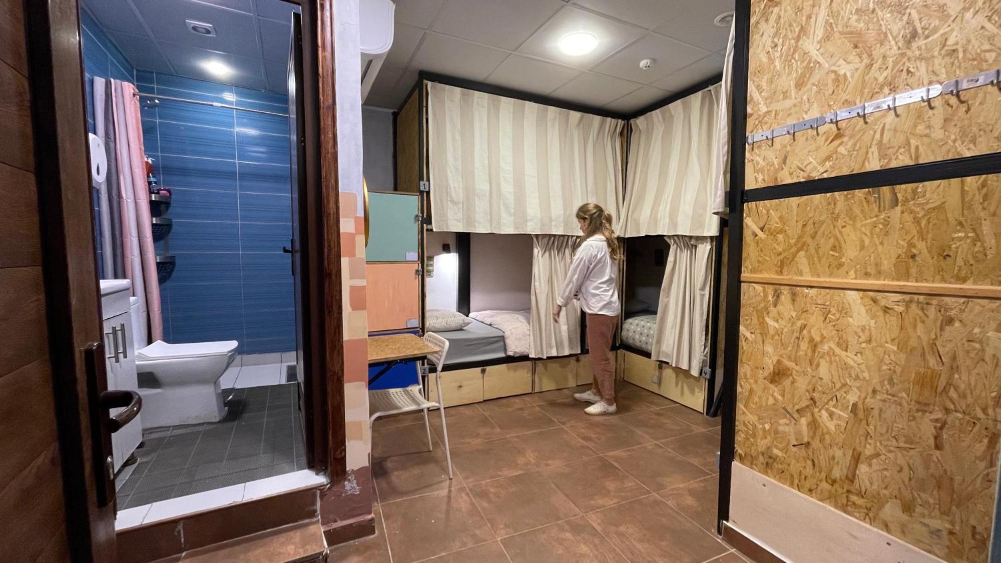 Cama en habitación compartida femenina de 6 camas