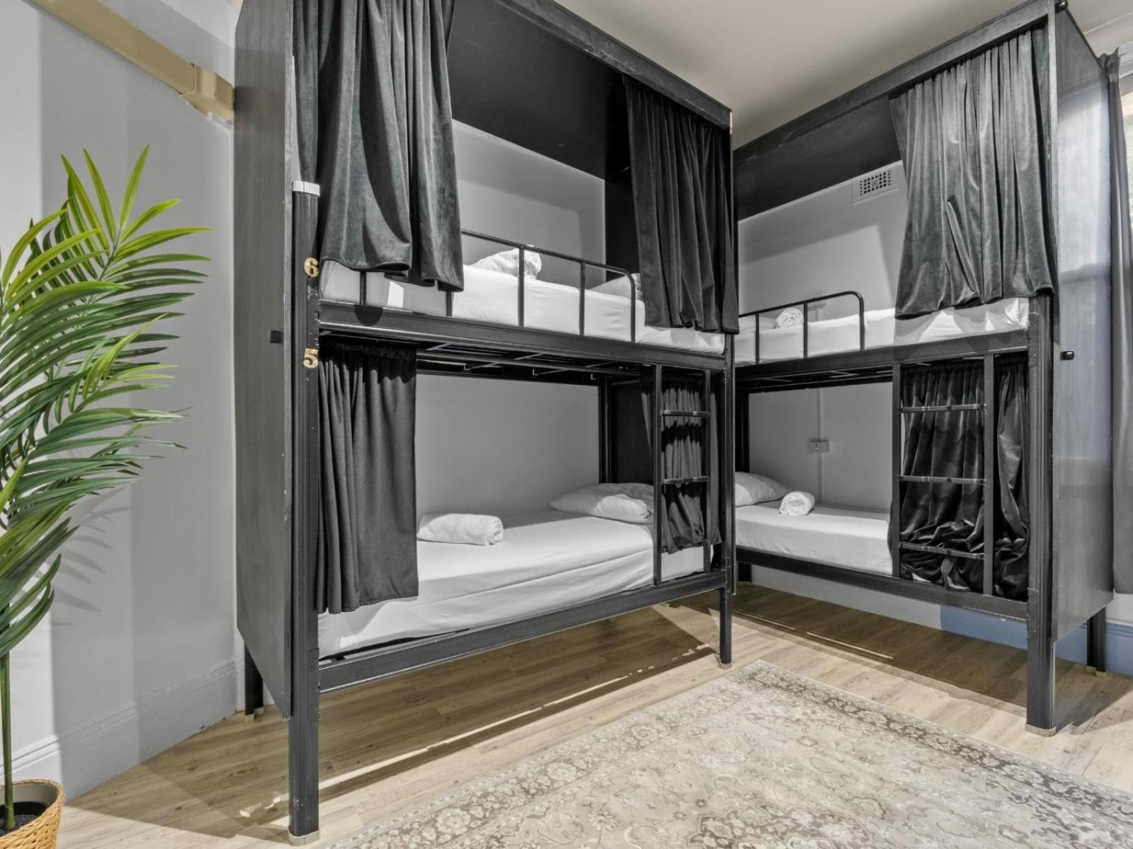 Private Room for 6 People (Shared Bathroom)