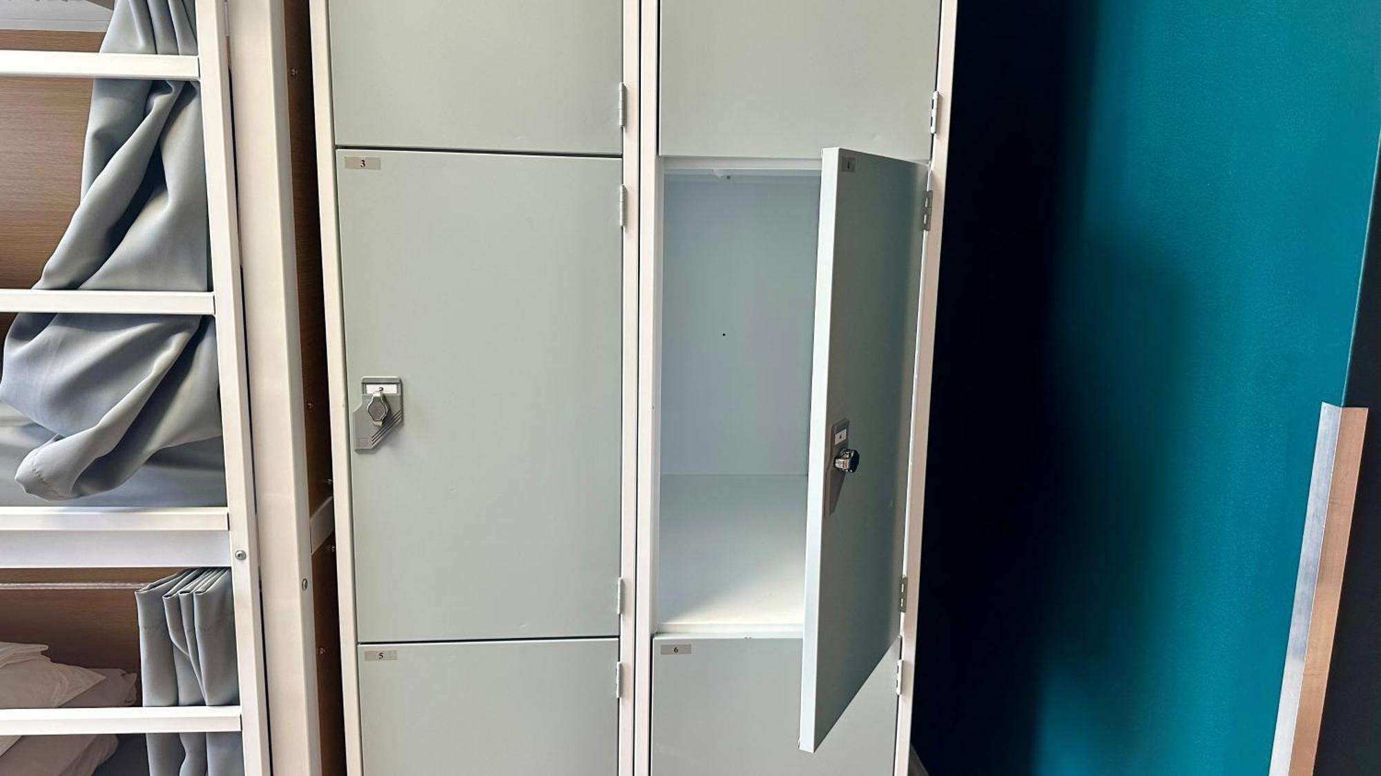 Bed Mixed Dormitory Room Bathroom 18-45 Years