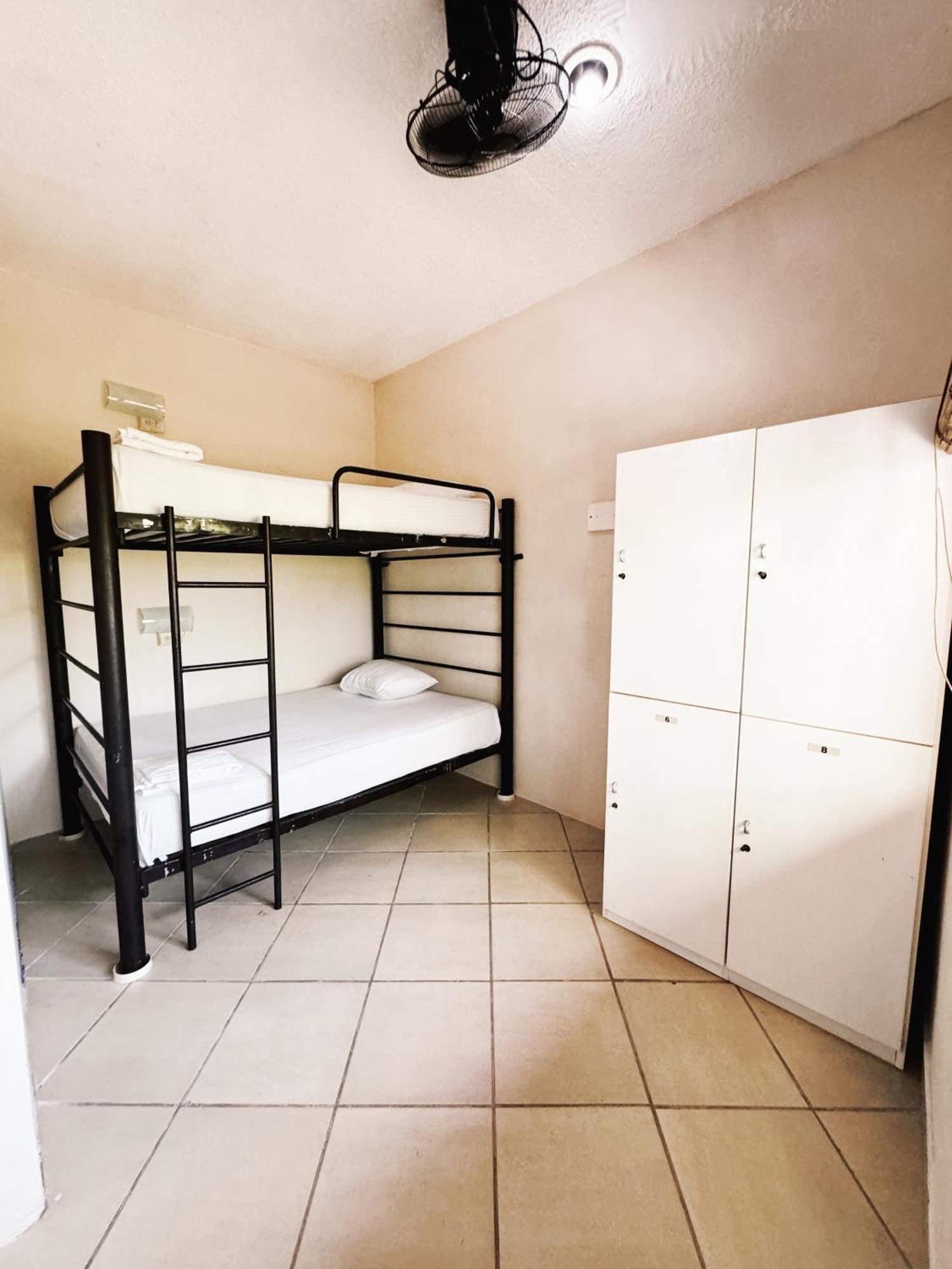 Lit dans Dortoir pour Femmes de 6 Lits