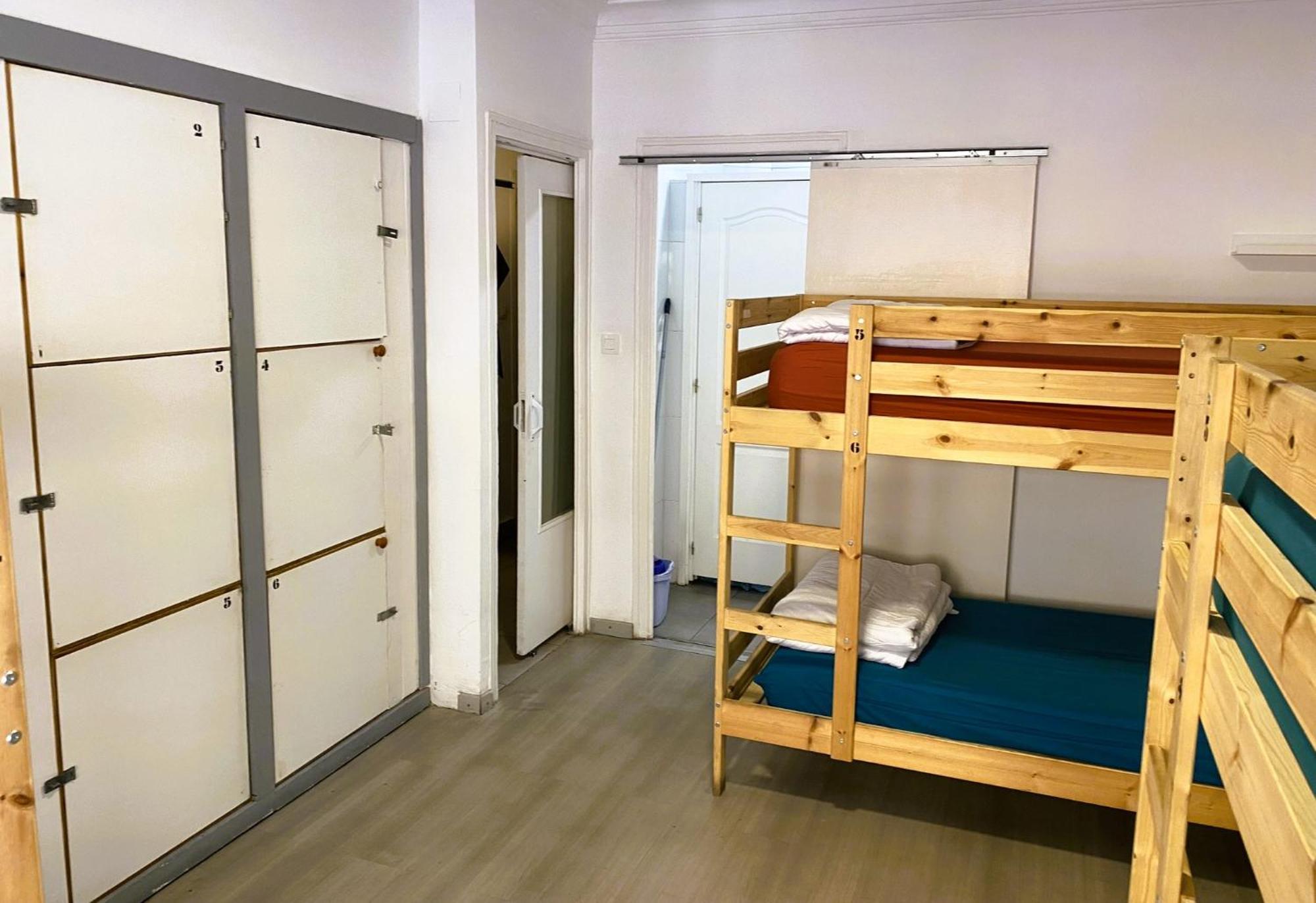 Single Bed 6-Bed Dormitory Room