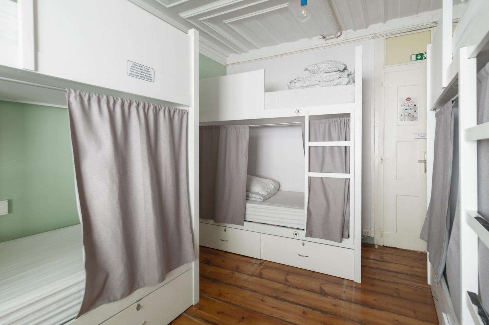 Bett im 6-Bett-Schlafsaal für Frauen mit Badezimmer