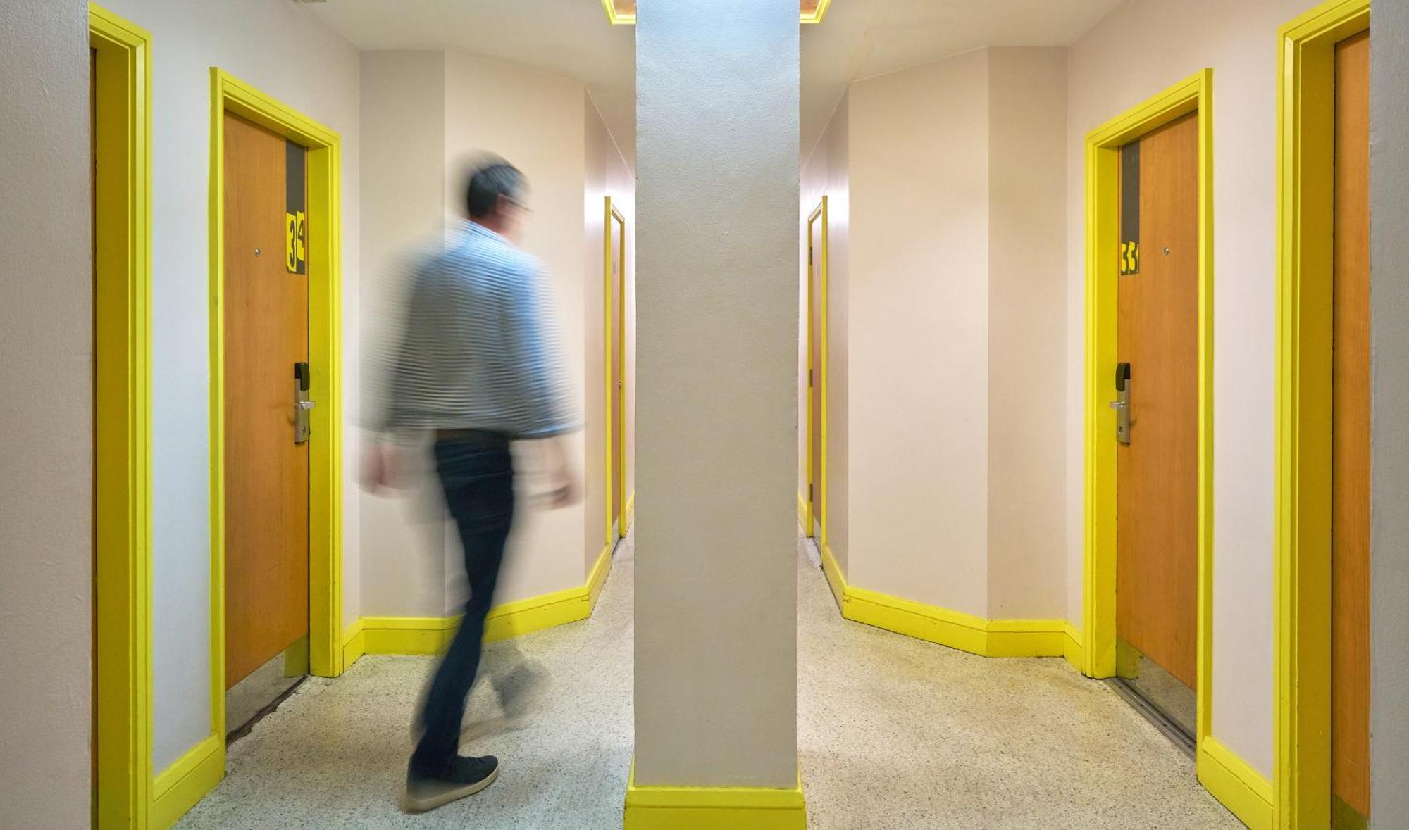 Cama en dormitorio compartido mixto de 12 camas con baño privado
