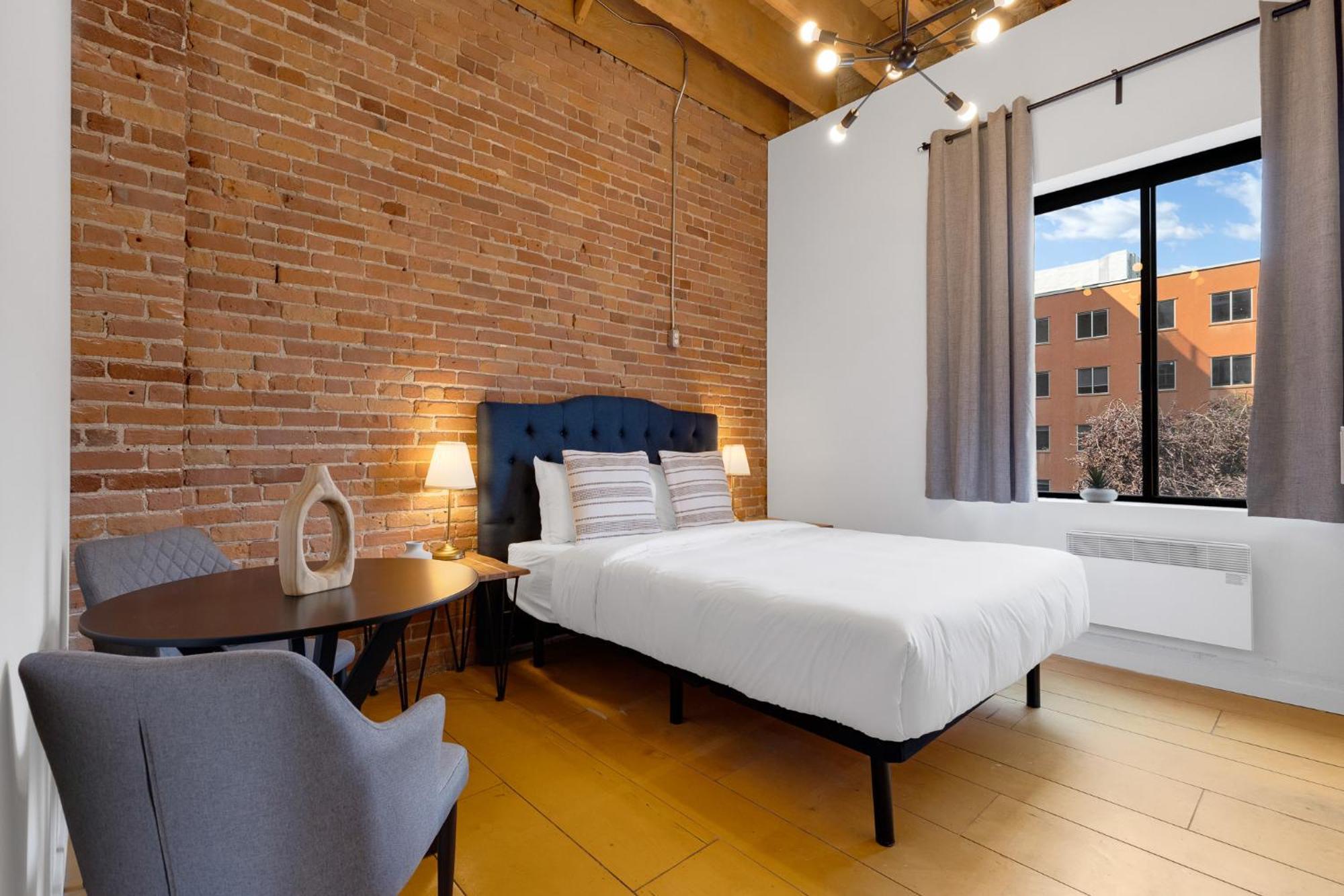 Chambre Lit Queen-Size avec Salle de Bains Commune