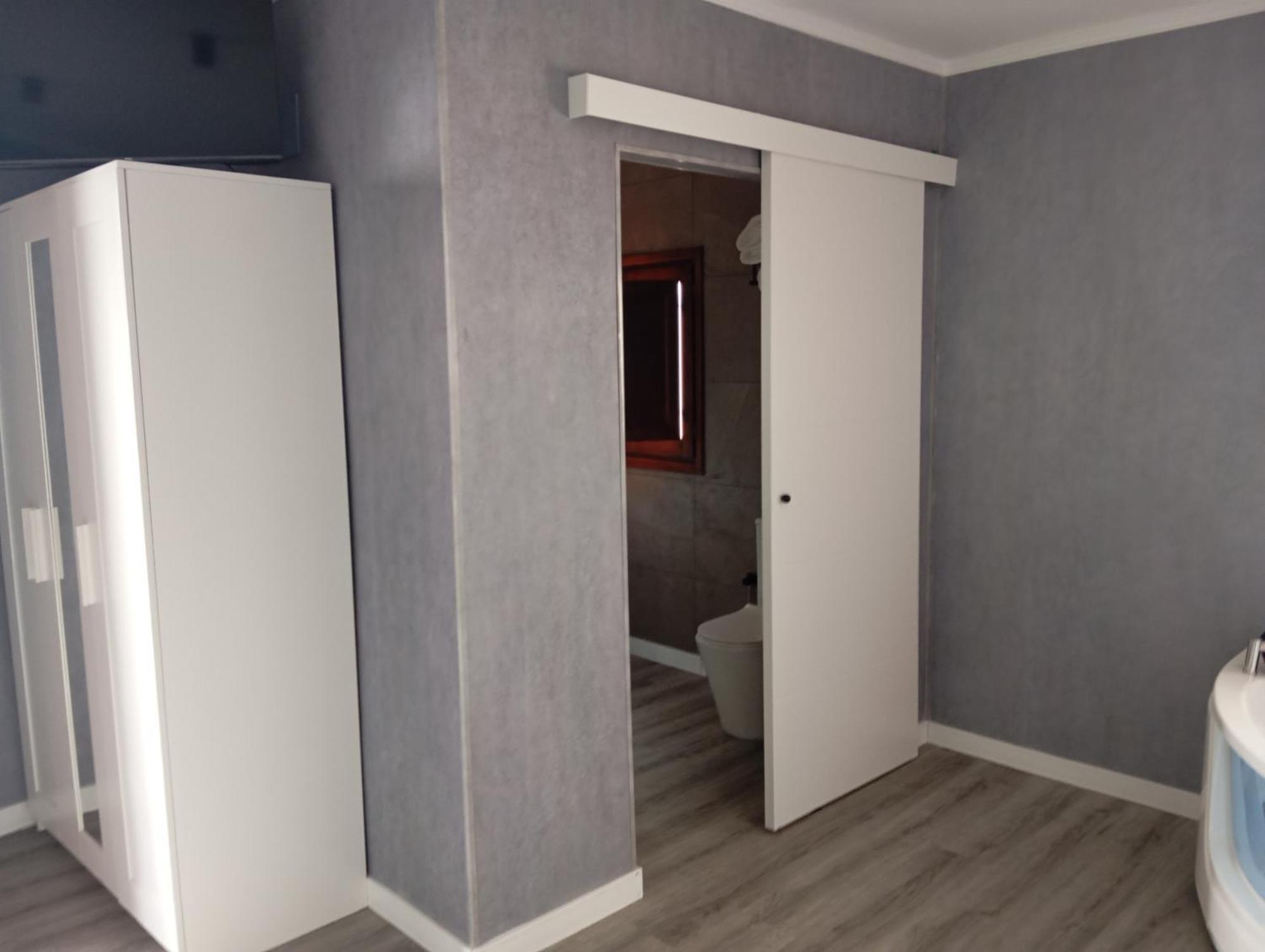 Zimmer mit Queensize-Bett und Whirlpool-Badewanne