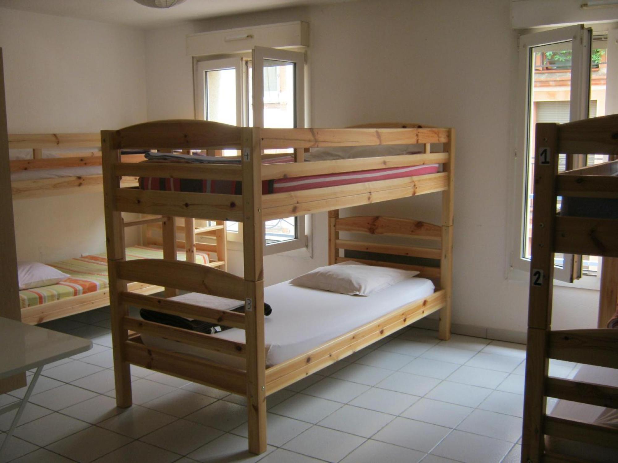 Lit dans Dortoir pour Femmes de 6 Lits