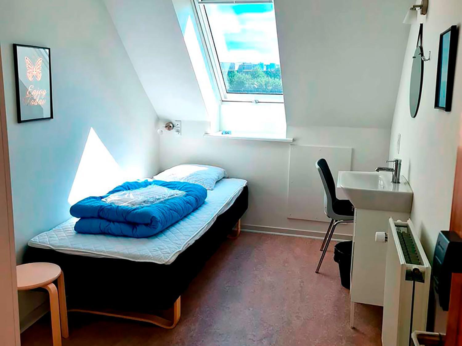 Single Room with Shared Bathroom