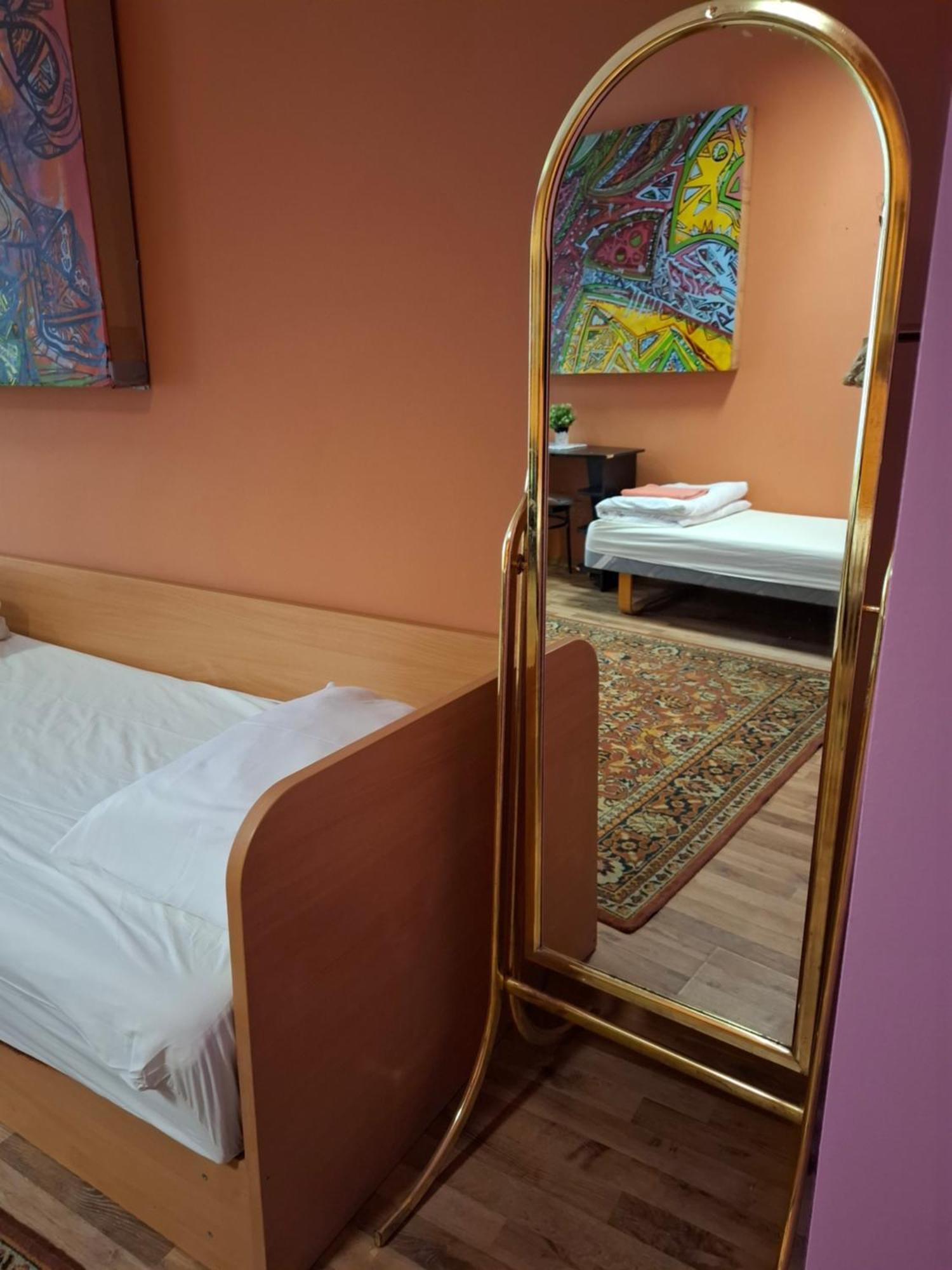 Einzelbett im Frauenschlafsaal