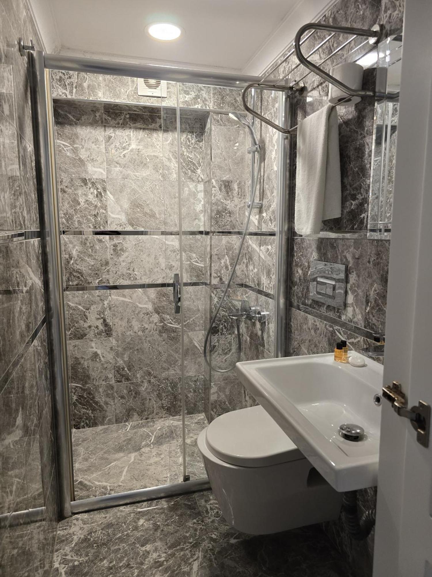 Deluxe Triple Room,1616880876:JPEG