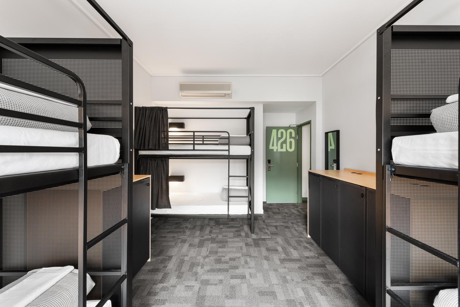 Lit dans Dortoir Femmes de 6 Lits avec Salle de Bains Commune