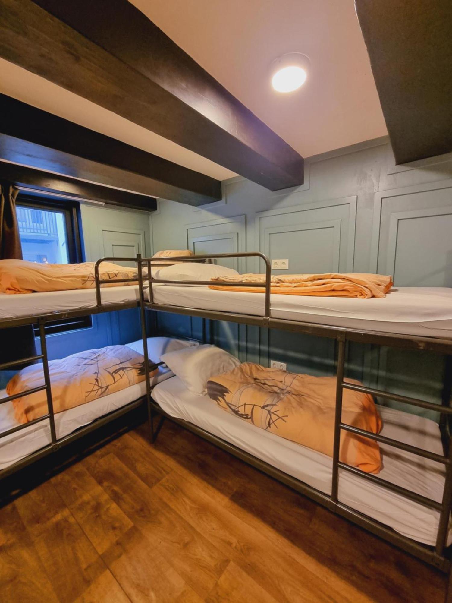 Habitación compartida mixta de 10 camas