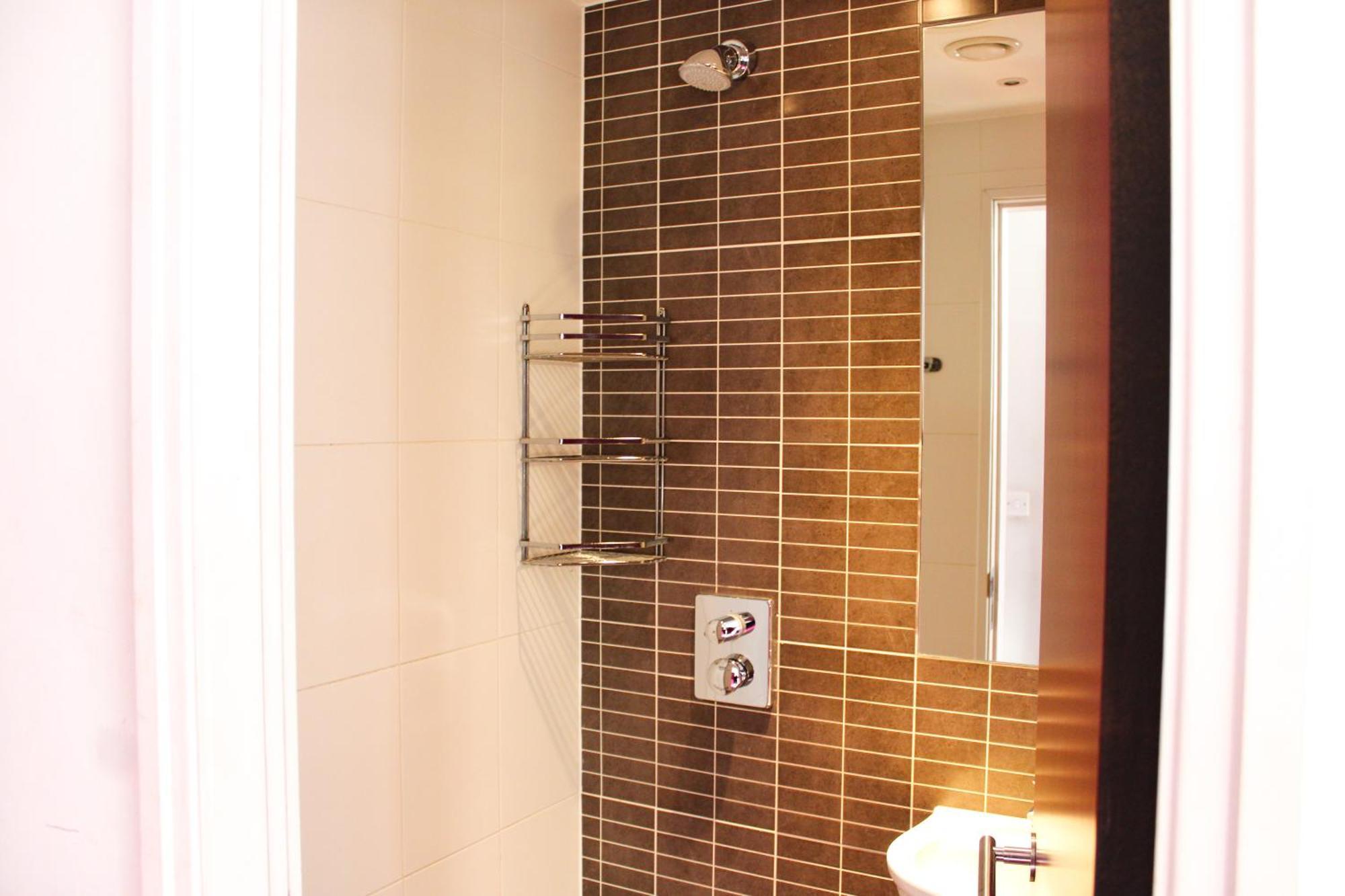 Cama en habitación compartida mixta de 8 camas con baño