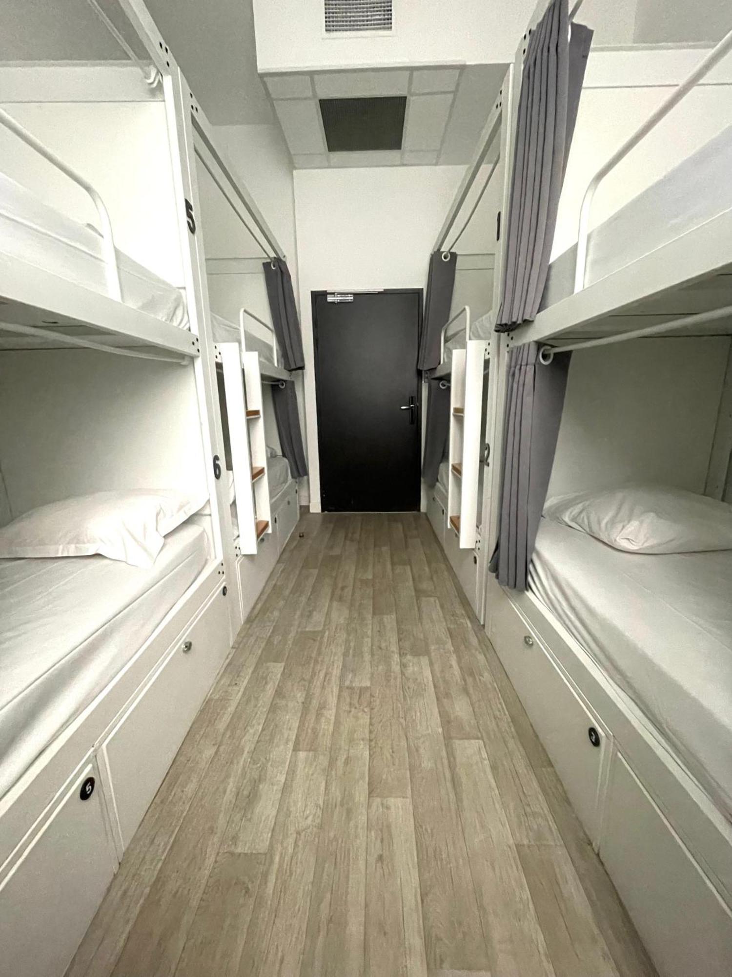 Bed 8-Bed Female Dormitory Room bathroom