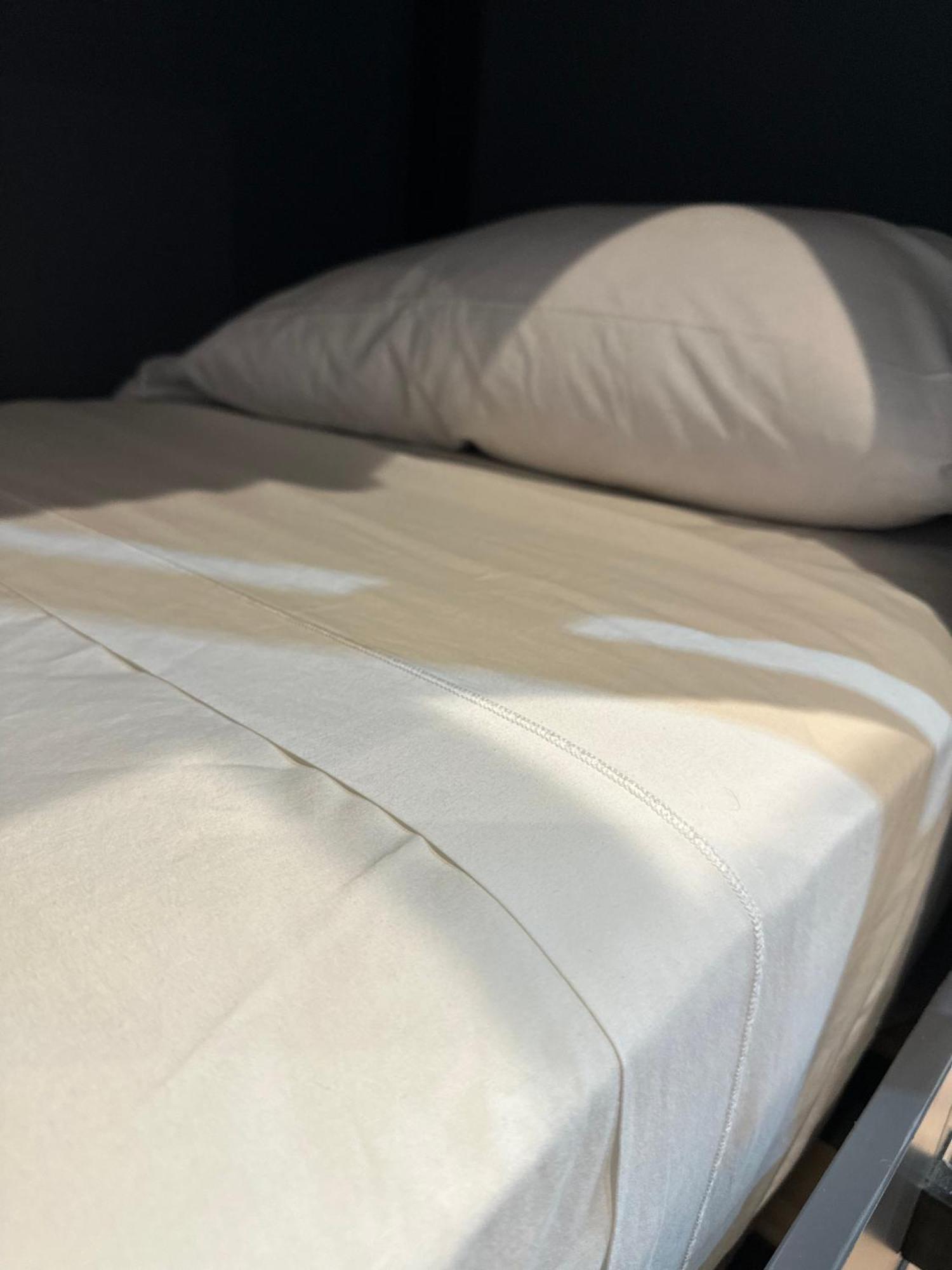 Cama en habitación compartida con 4 camas