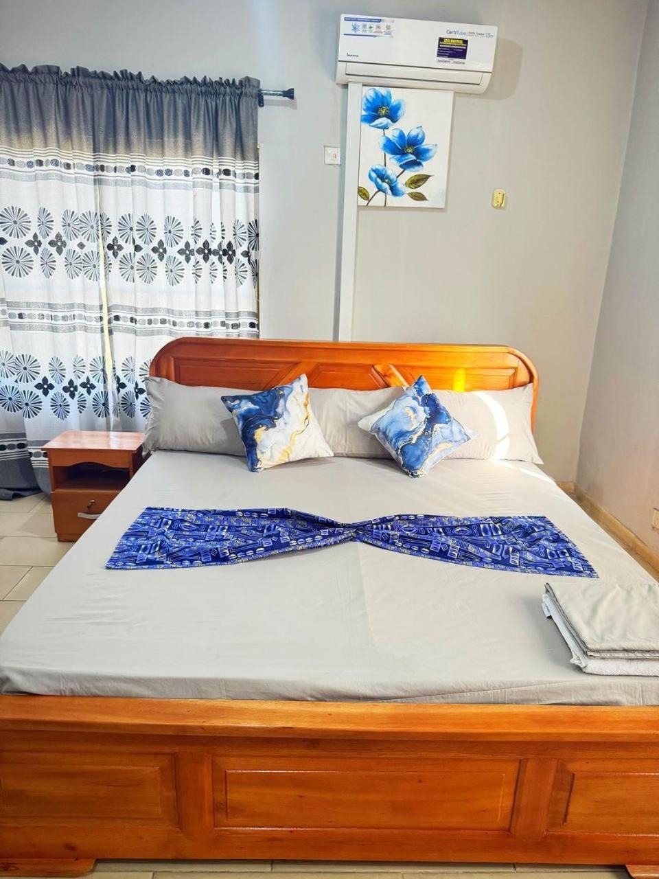Habitación con cama extragrande.