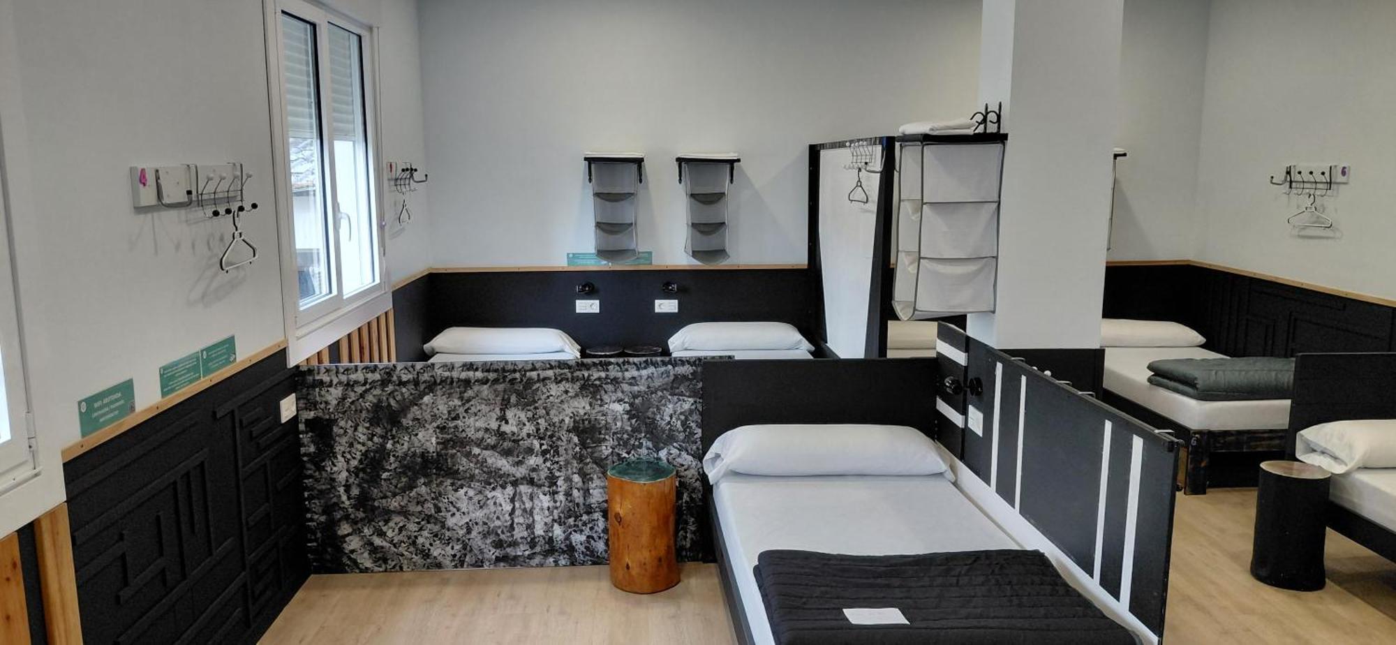 Single Bed Mixed Dormitory Room