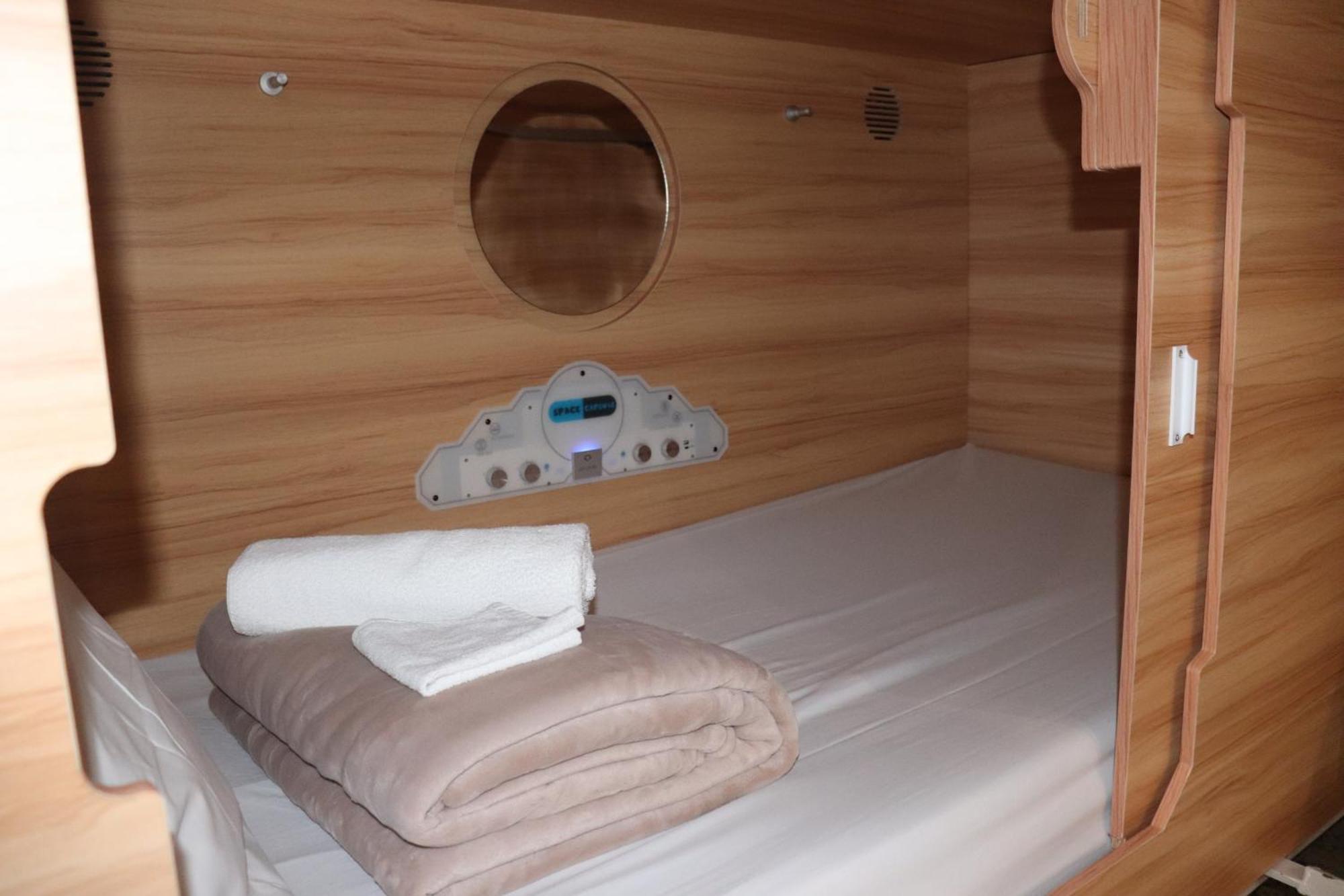 Single Bed in Mixed Dormitory Room