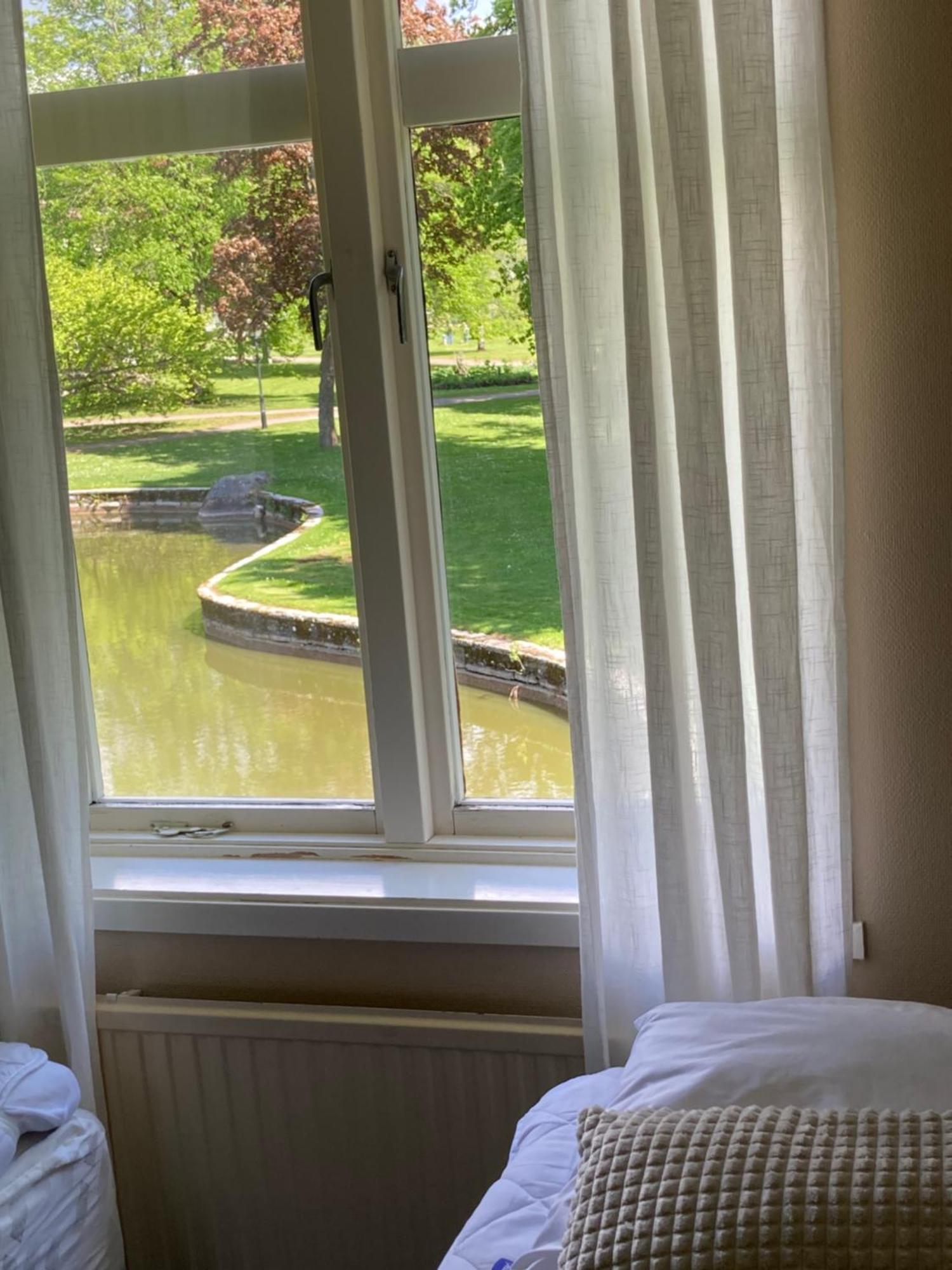 Habitación con cama grande y vistas al jardín