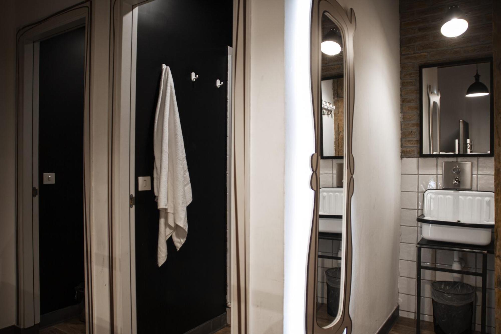 Cama em Dormitório Feminino de 4 Camas com Casa de Banho Privada