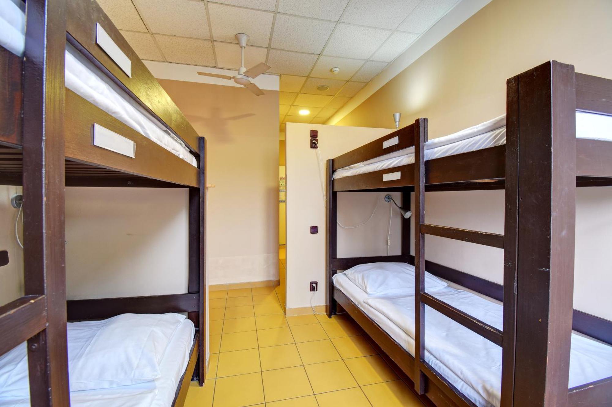 Posto Letto in Dormitorio con 4 Letti