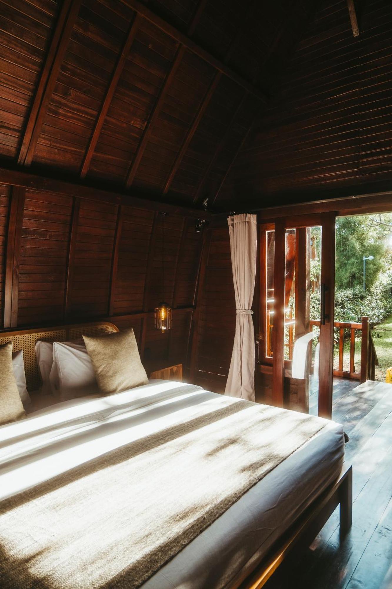 Habitación con cama extragrande y bañera de hidromasaje