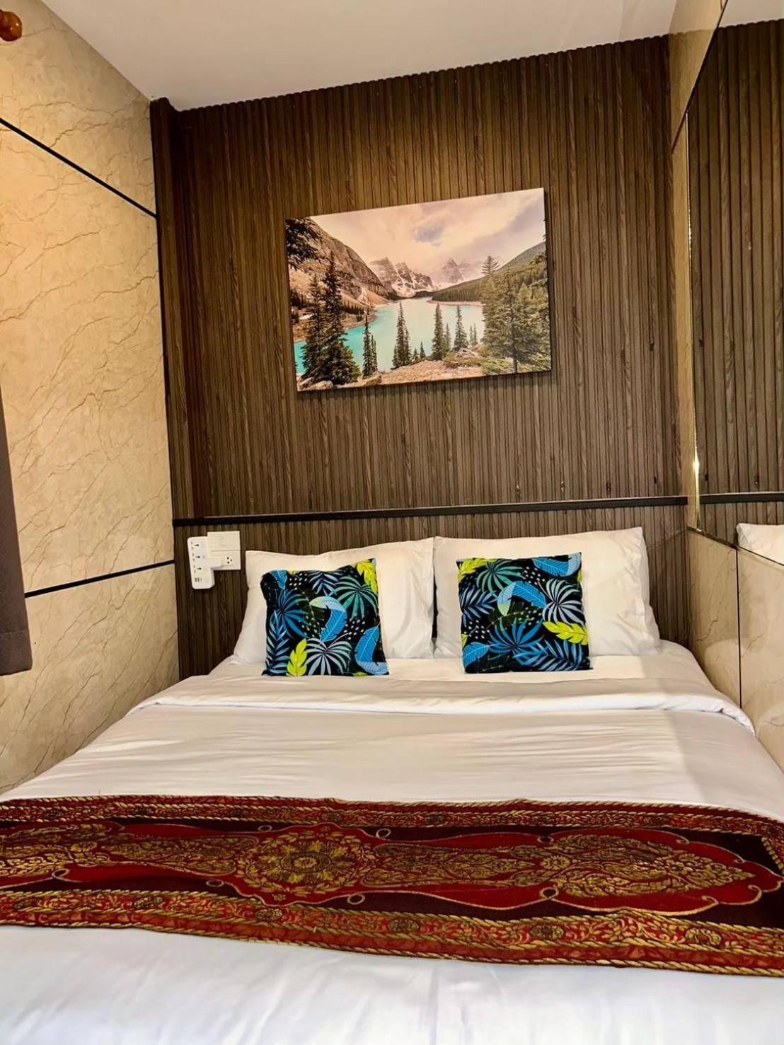 Standard Queen Room