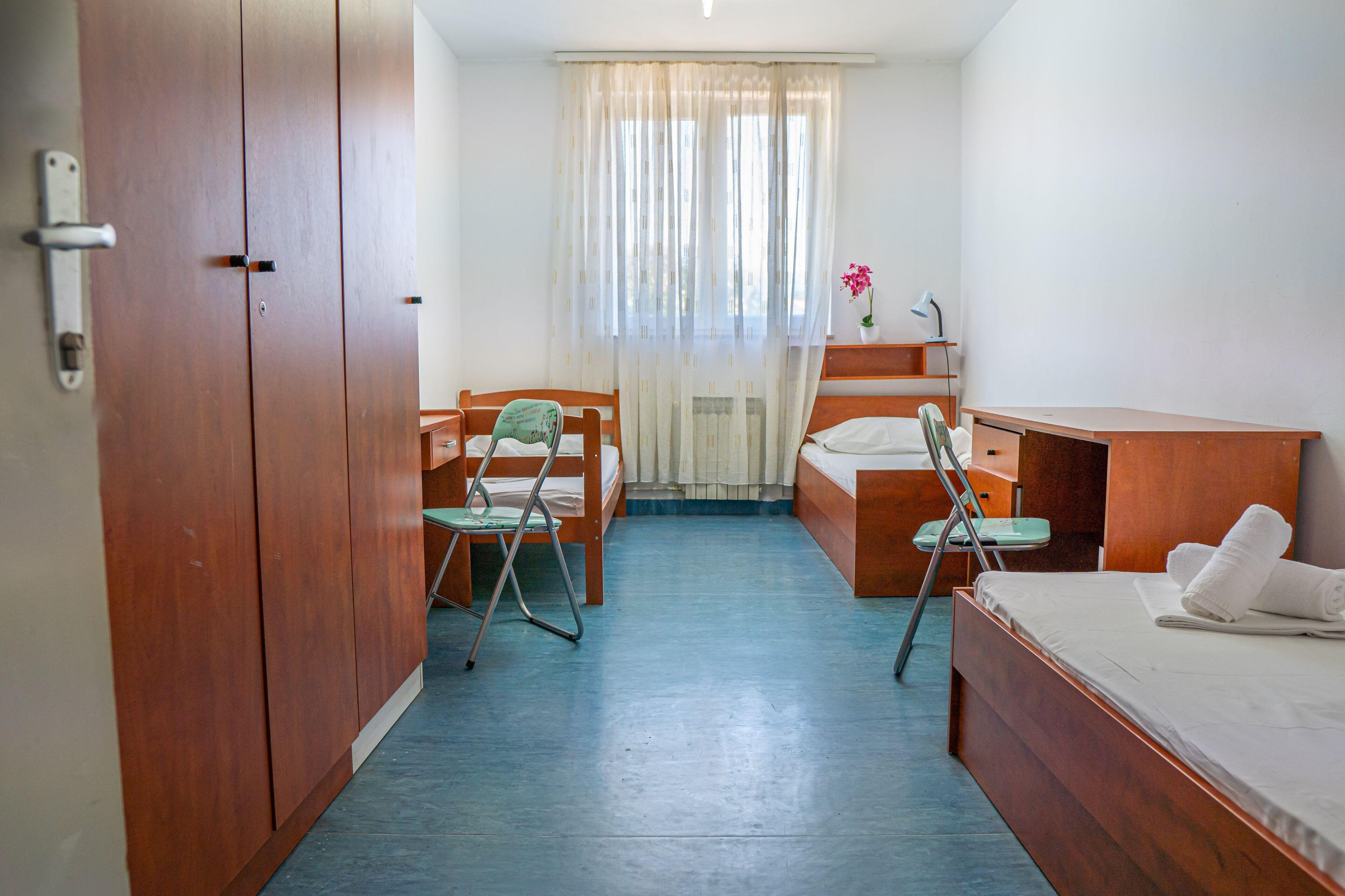 Dreibettzimmer mit Gemeinschafts-WC