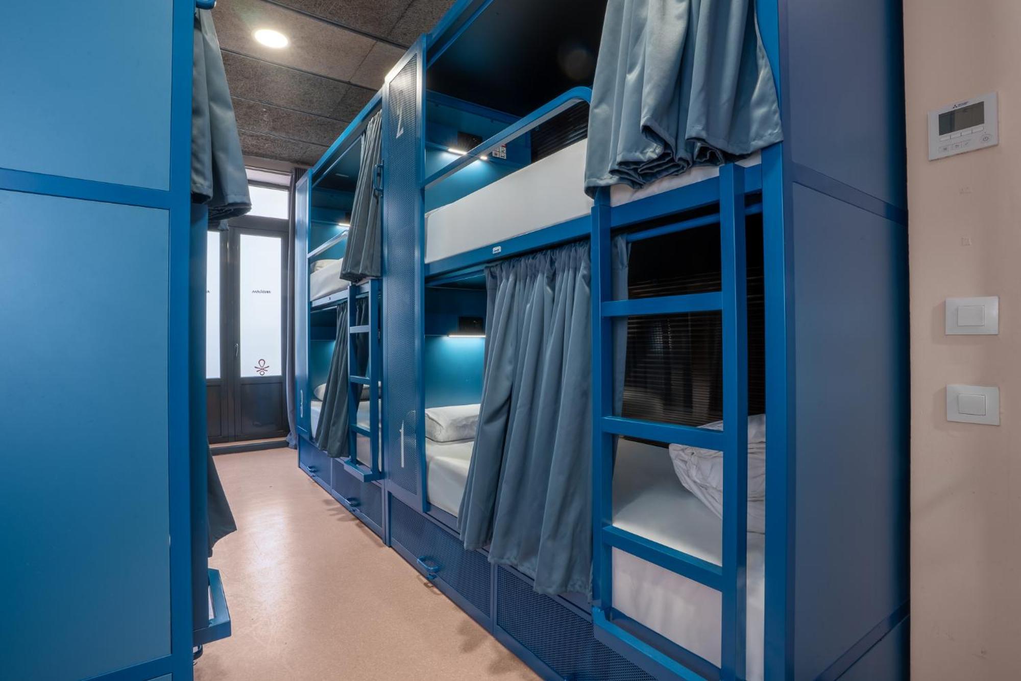 Bed 8 Beds Room Private Bathroom AirC