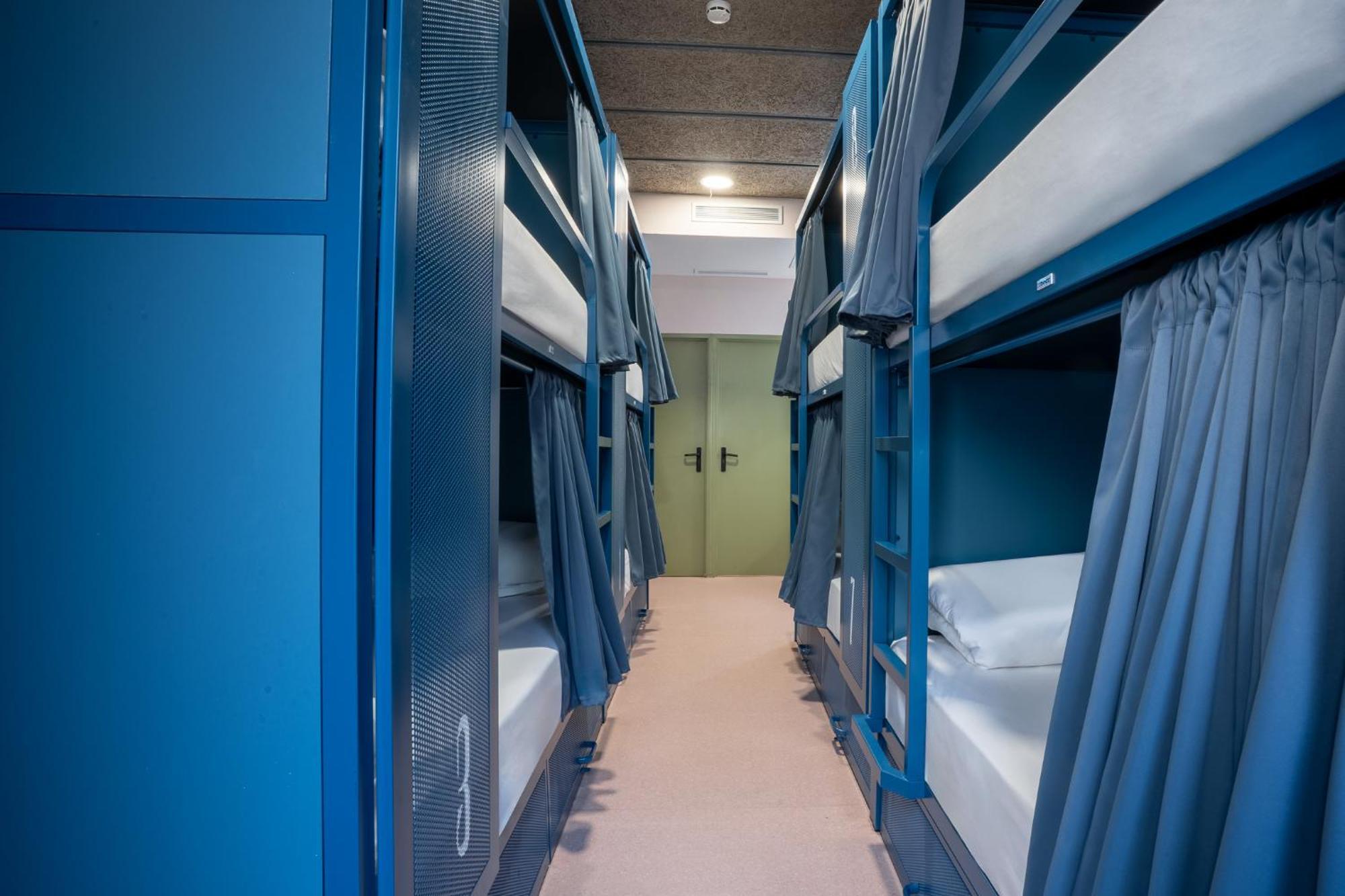 Bed 8 Beds Room Private Bathroom AirC