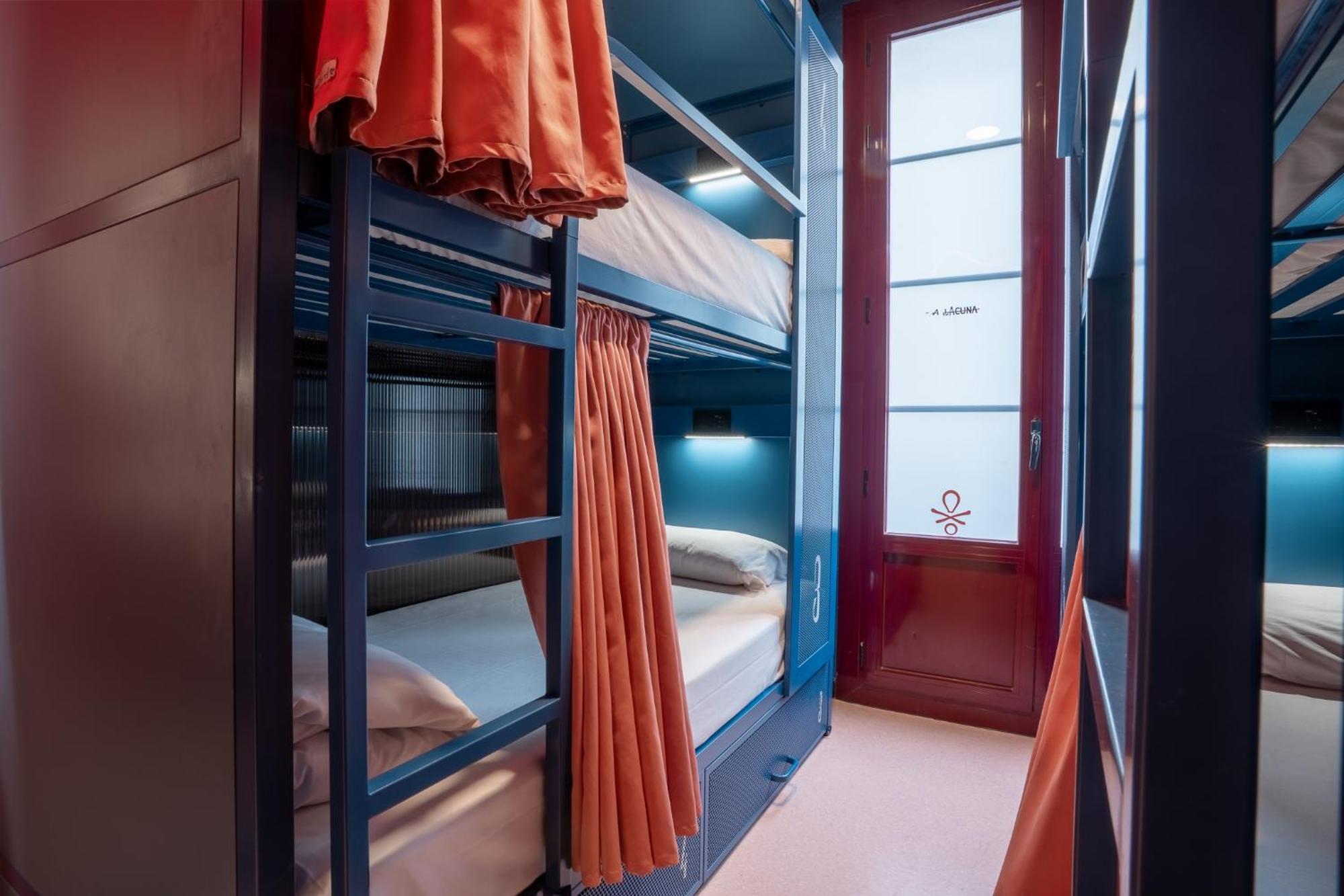 Bed 4 beds Room Private Bathroom AirC