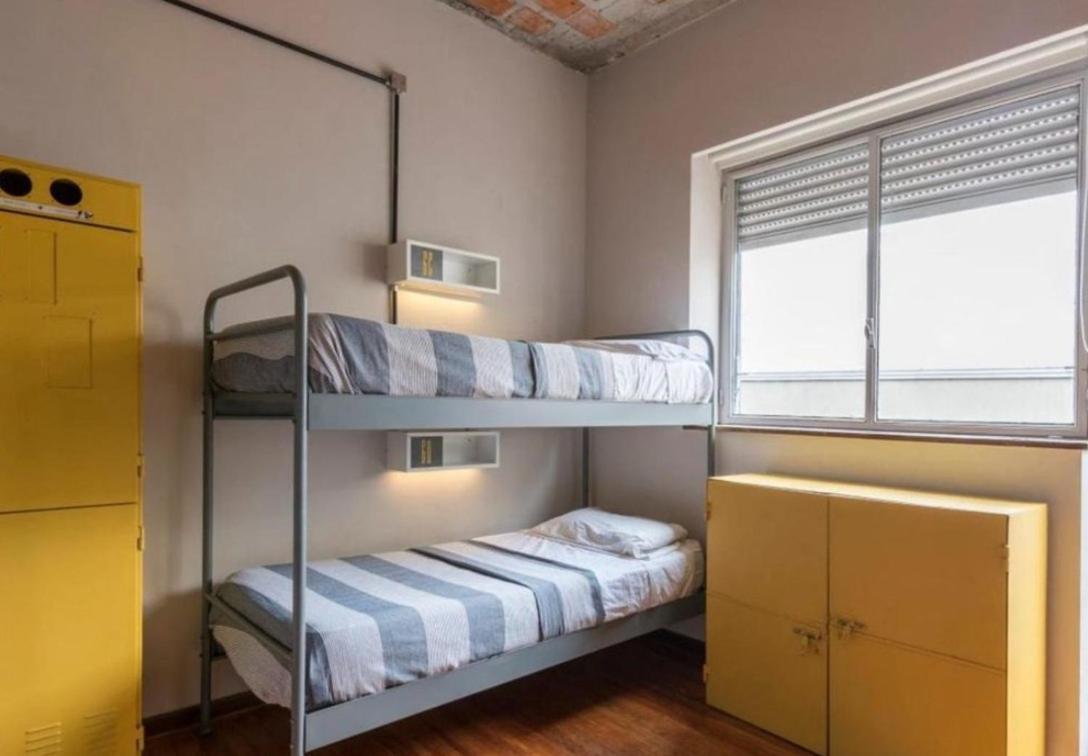 Cama en habitación compartida femenina de 6 camas