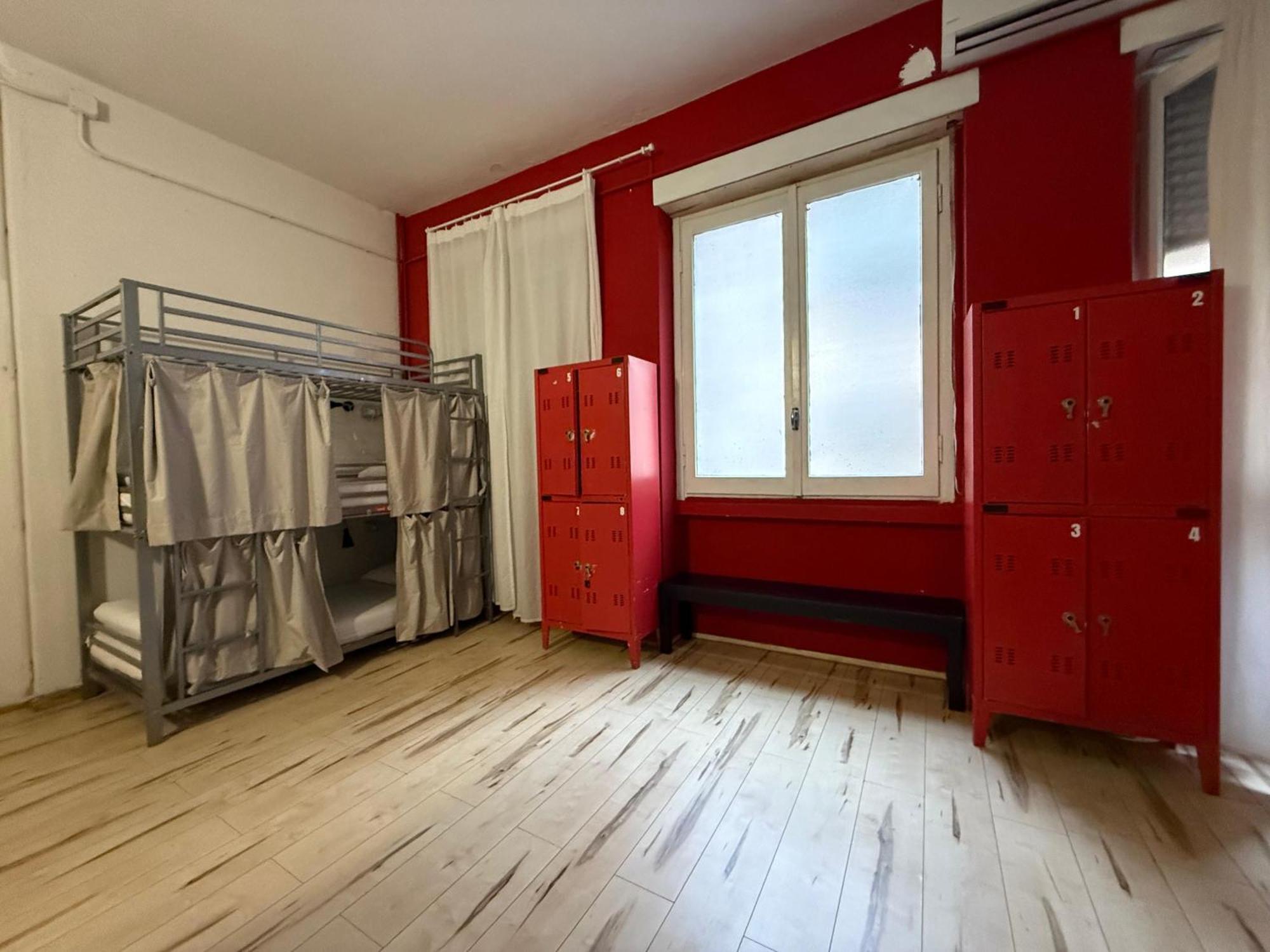 Cama num Dormitório Misto com 8 Camas