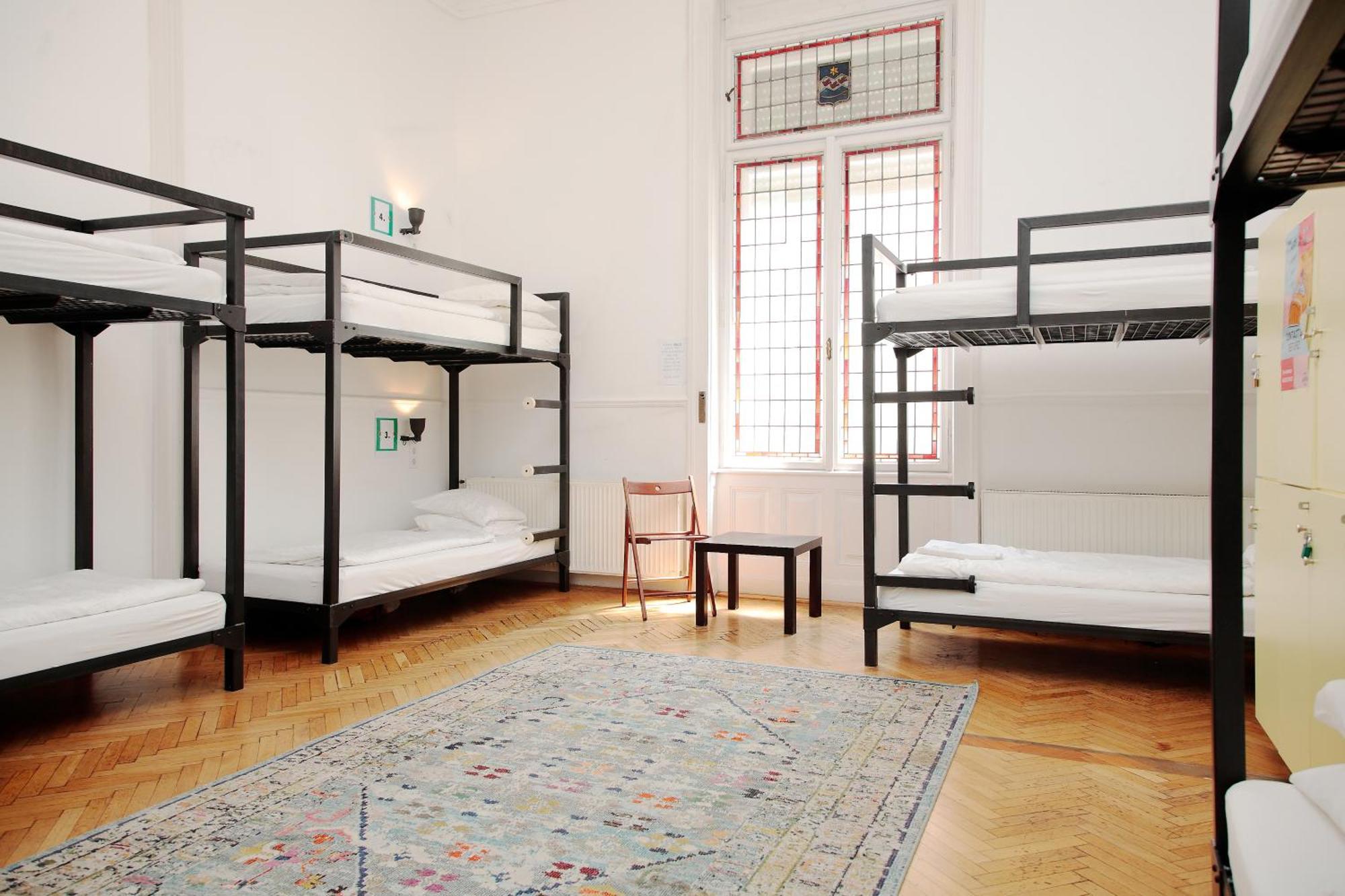 Posto Letto in Dormitorio per 8 Persone