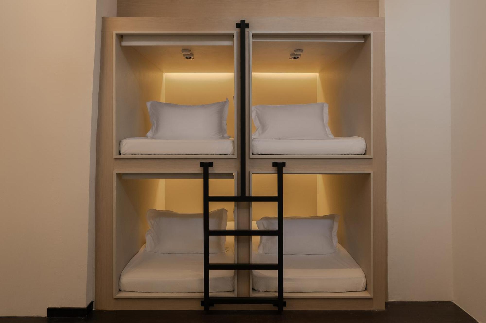 Single Capsule in Female Only Room