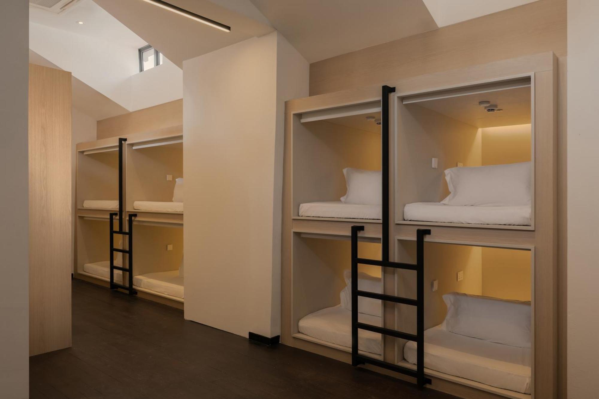 Single Capsule in Mixed Room