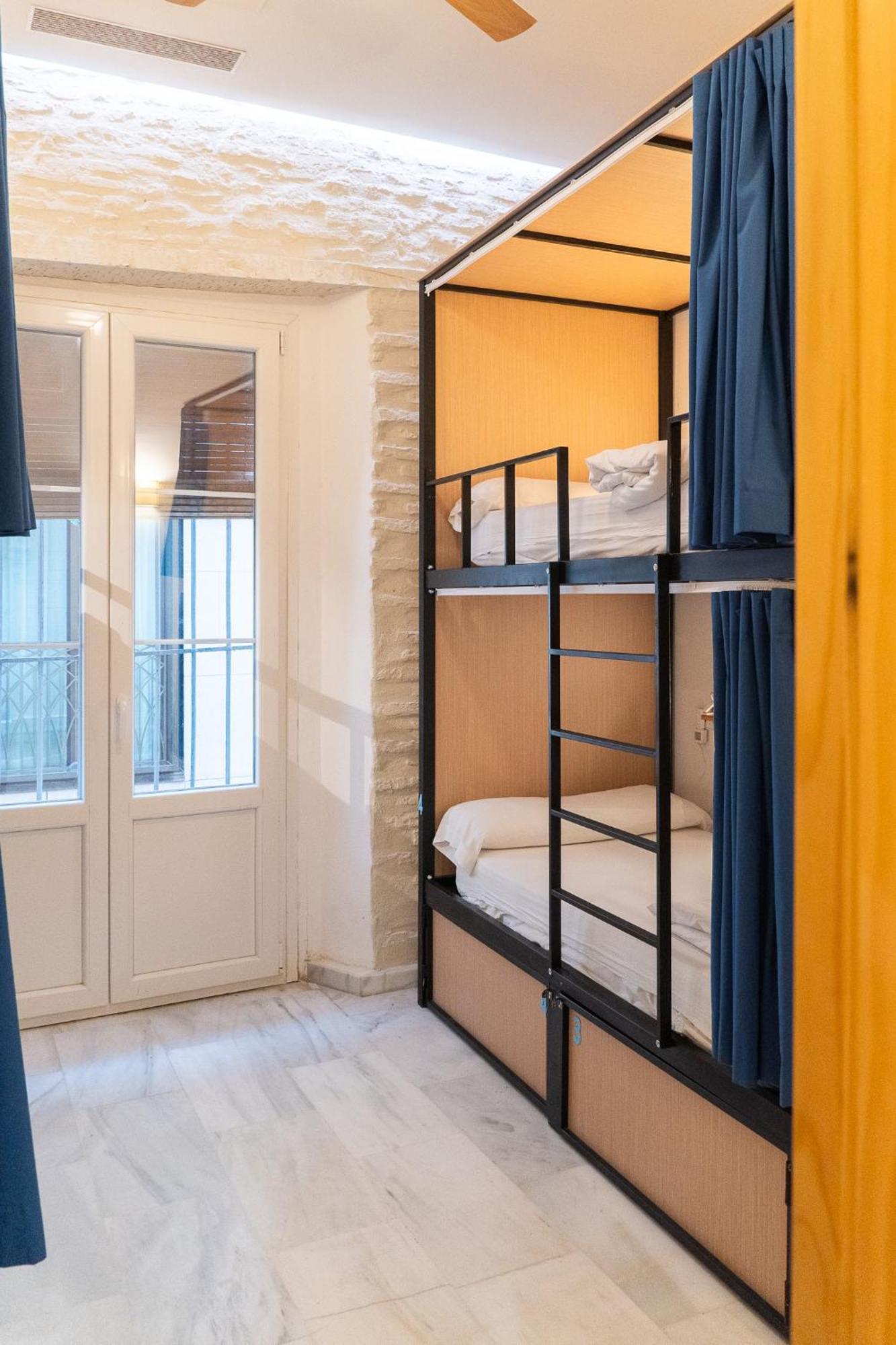 Cama en habitación femenina compartida de 4 camas