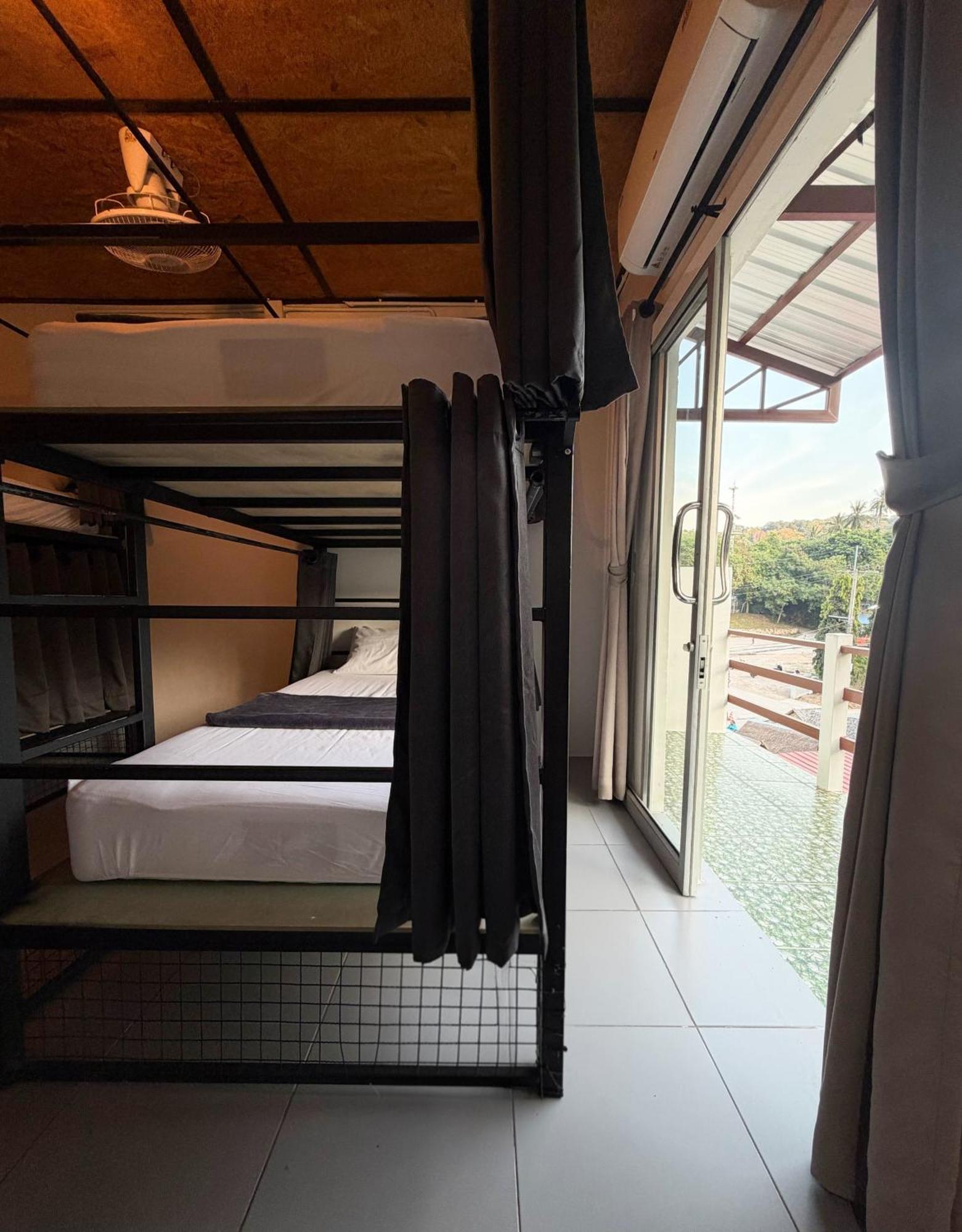 Cama en habitación femenina compartida de 4 camas