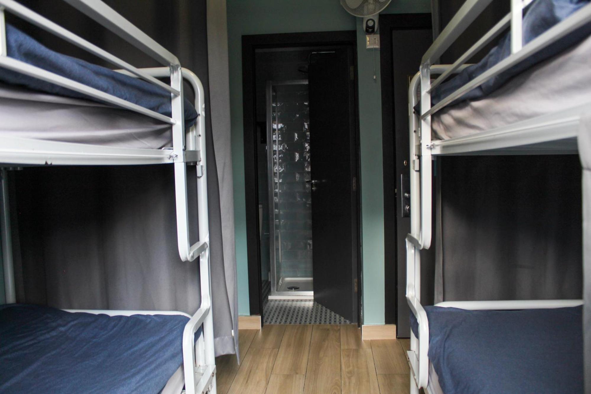 Cama num Dormitório Misto com 4 Camas