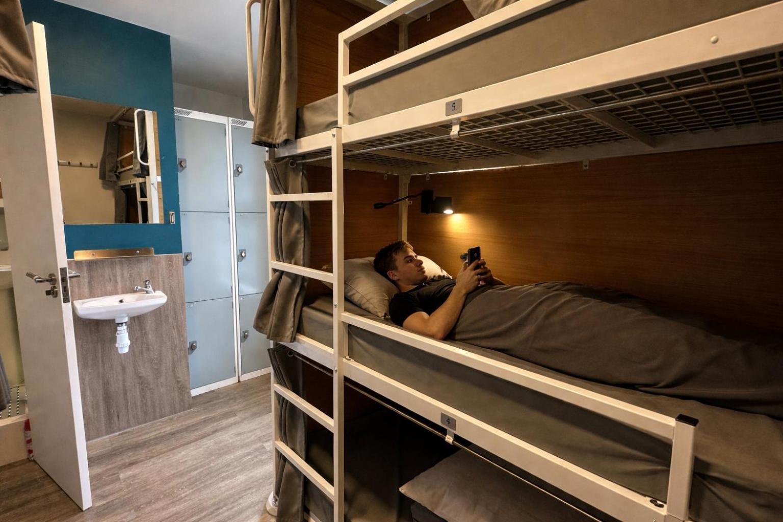 Bed 6-Bed Mixed Dormitory Room Private Bathroom 18-45 Years