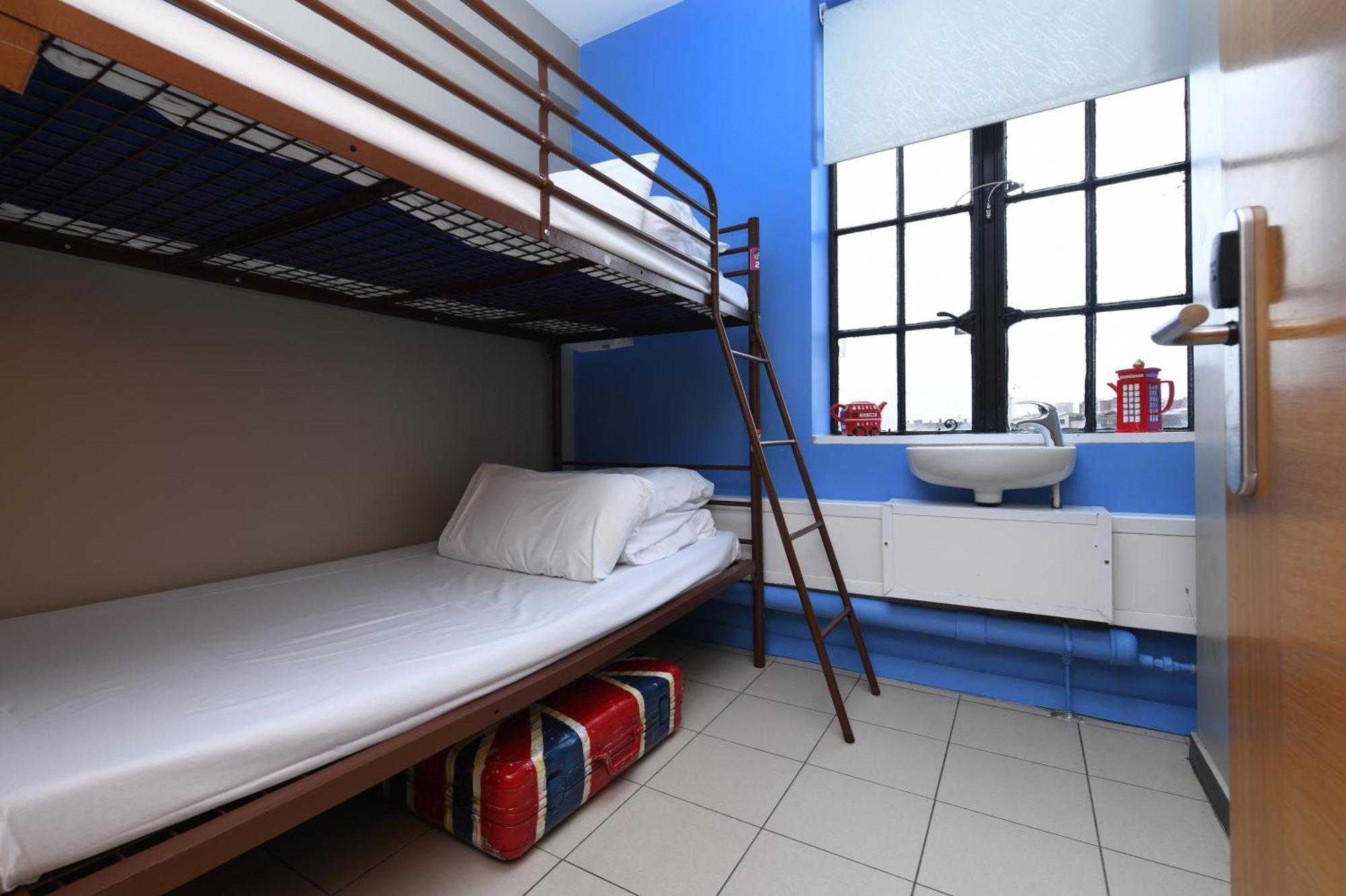 Tweepersoonskamer met 2 Aparte Bedden en Eigen Badkamer