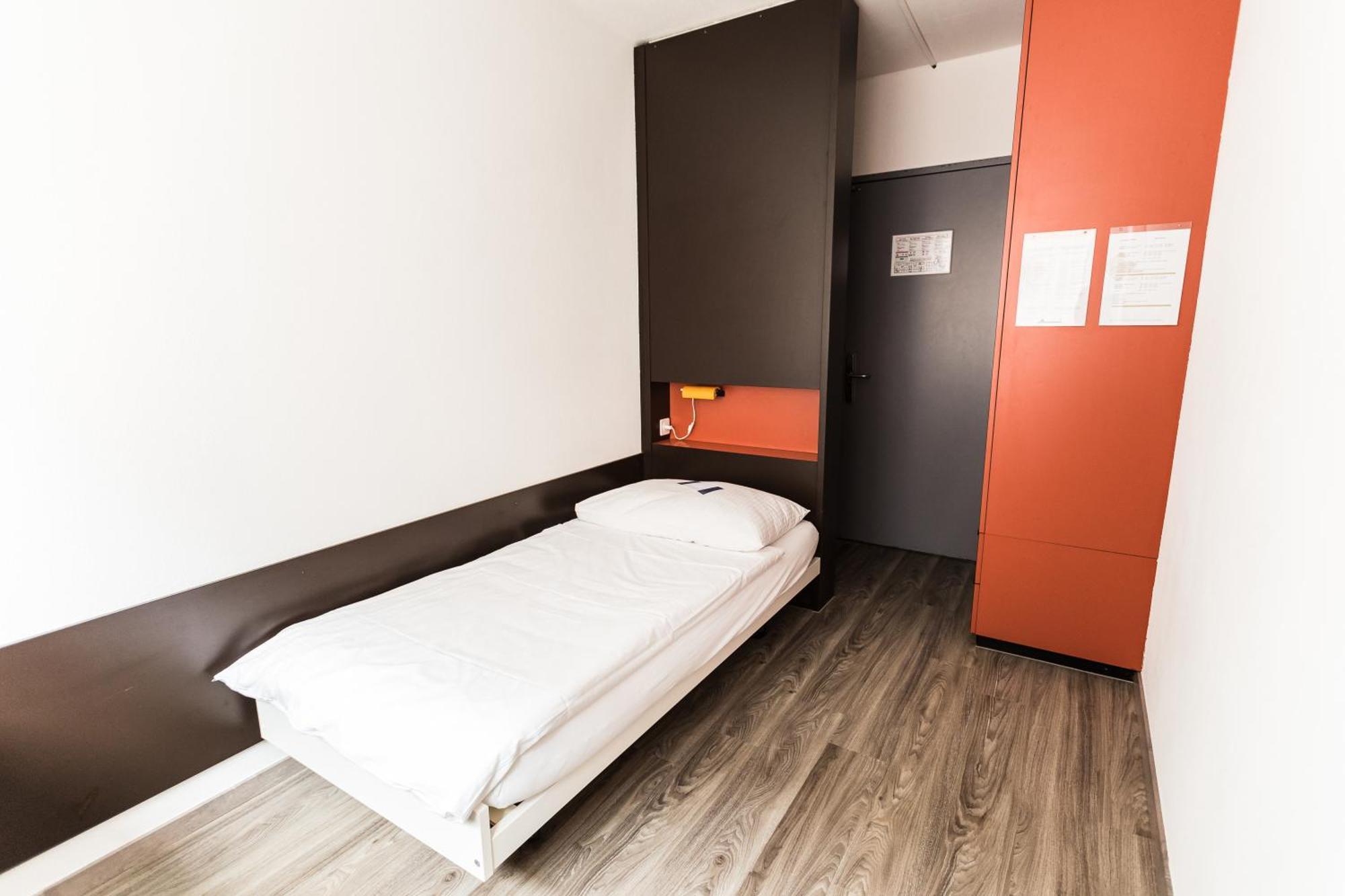 Budget Single Room with Shared Bathroom,1030844281:JPEG