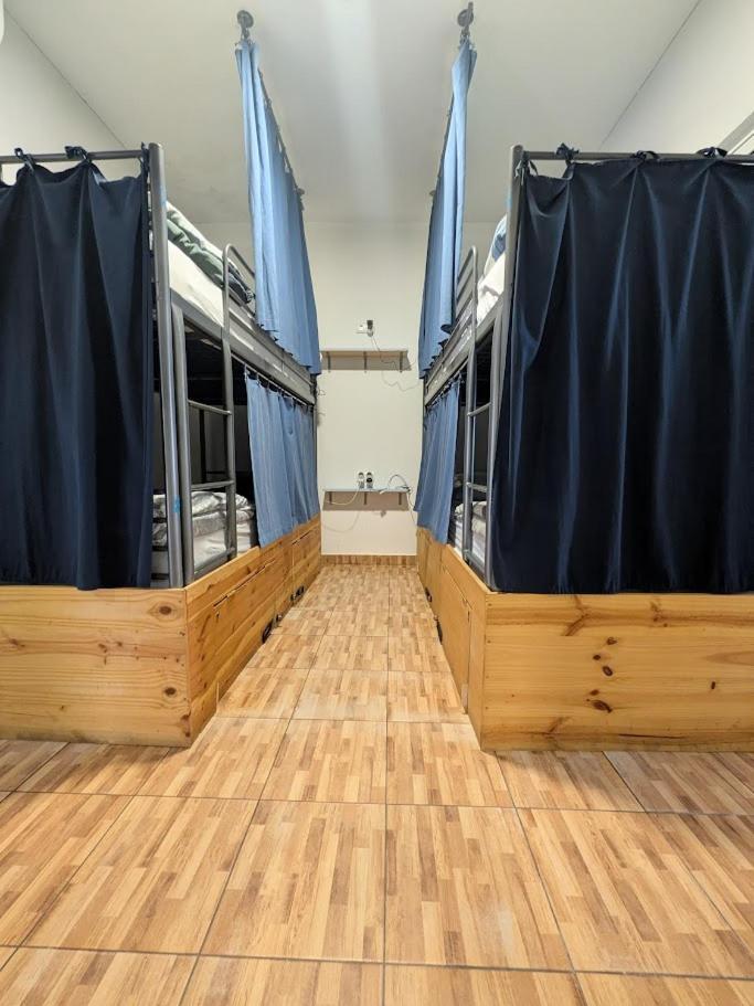 Cama num Dormitório Misto com 8 Camas