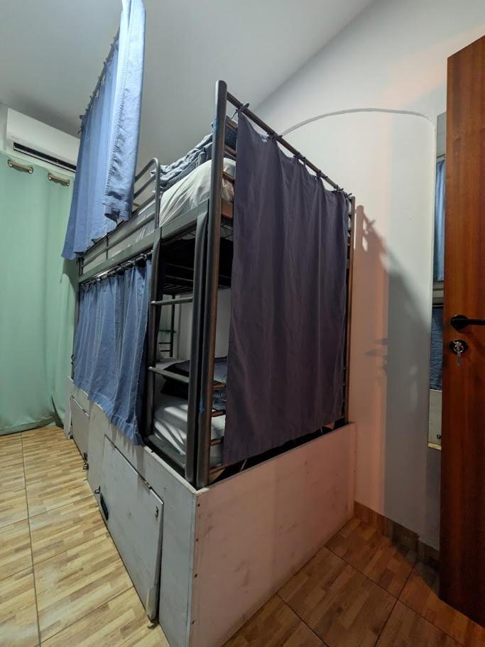 Cama num Dormitório Misto com 4 Camas