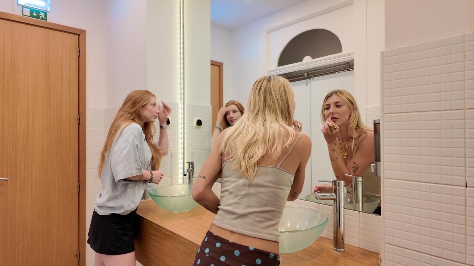 Etagenbett im Schlafsaal für Frauen