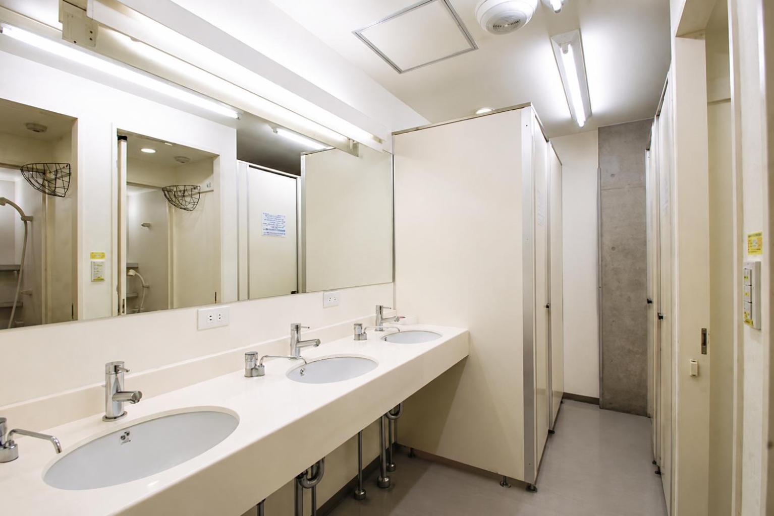 Chambre Lits Jumeaux avec Salle de Bains Commune