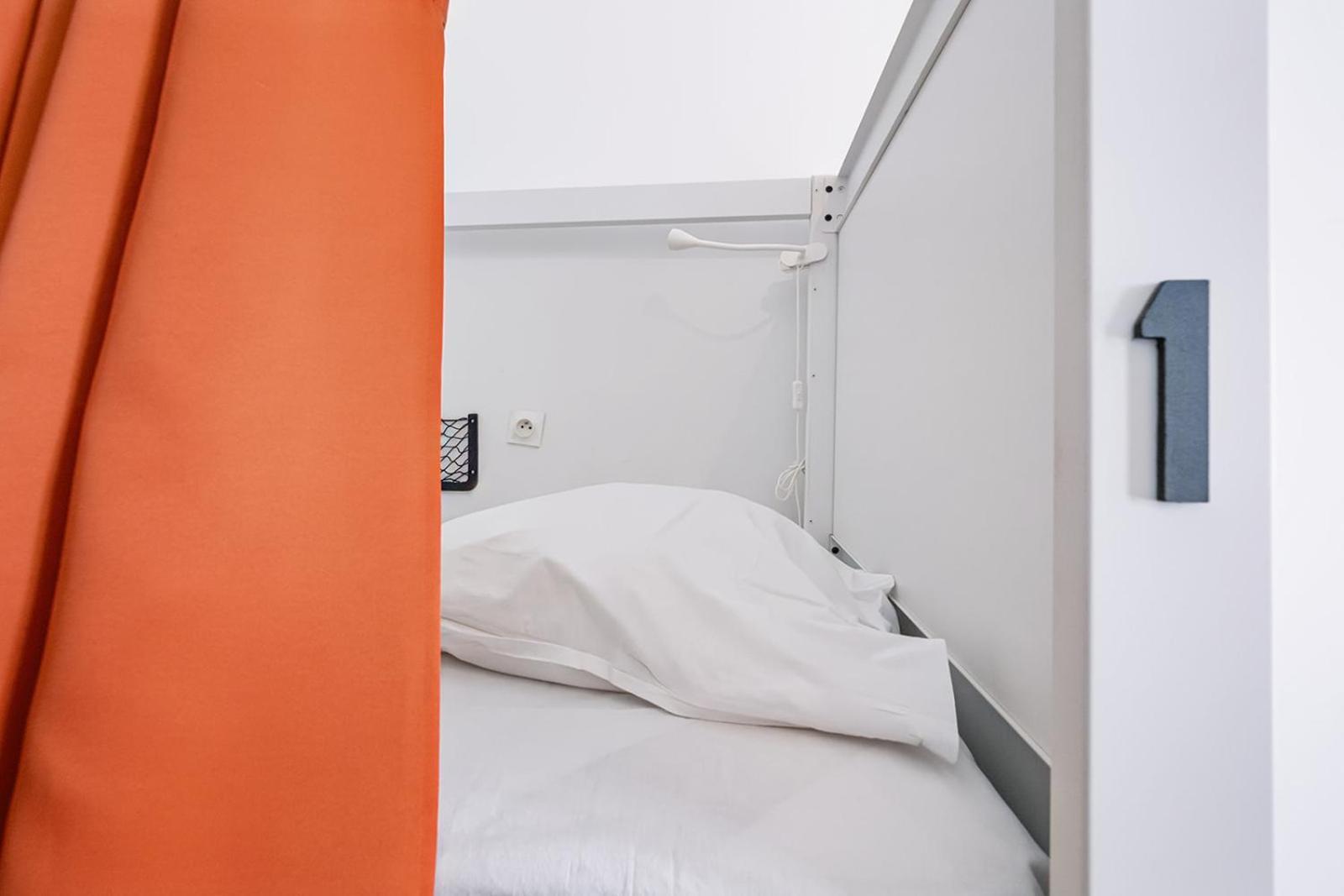 Bed 8-Bed Female Dormitory Room bathroom