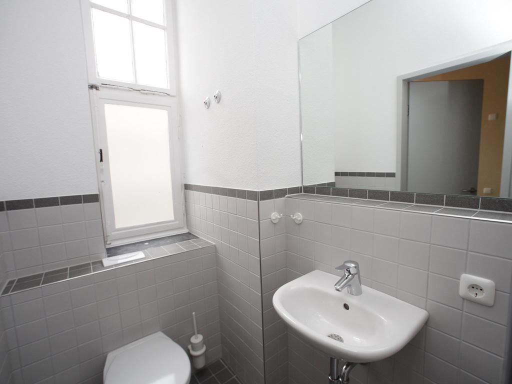 6-Bed Room