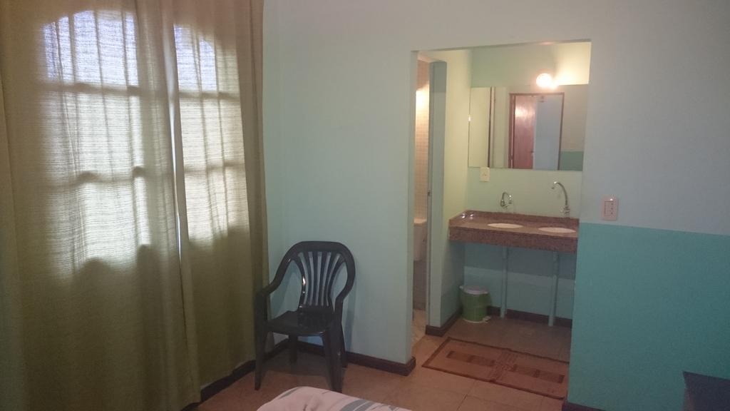Habitación con cama grande