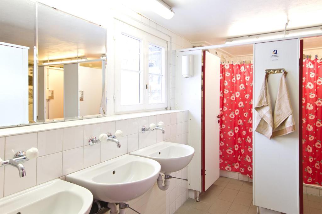 Lit Simple dans Dortoir pour Femmes